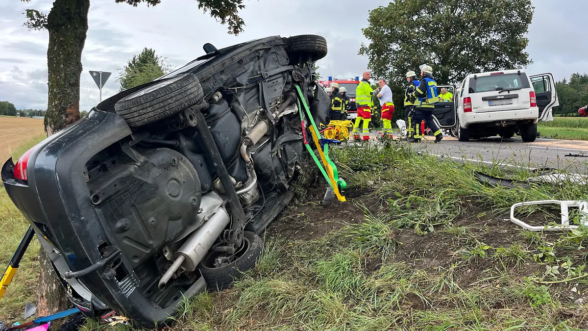 27.08.2023, Baden-Württemberg, Altshausen: Zwei zerstörte, an einem Unfall beteiligte, Autos stehen auf, beziehungsweise liegen neben der Bundesstraße 32. Bei dem Frontalzusammenstoß zweier Autos ist im Kreis Ravensburg eine 38-Jährige ums Leben gekommen. Ihre beiden Kinder und mindestens zwei weitere Menschen erlitten bei dem Unfall auf der B32 zwischen Bad Saulgau und Altshausen schwere Verletzungen, wie ein Sprecher der Polizei Ravensburg mitteilte. Foto: Thomas Warnack/dpa +++ dpa-Bildfunk +++