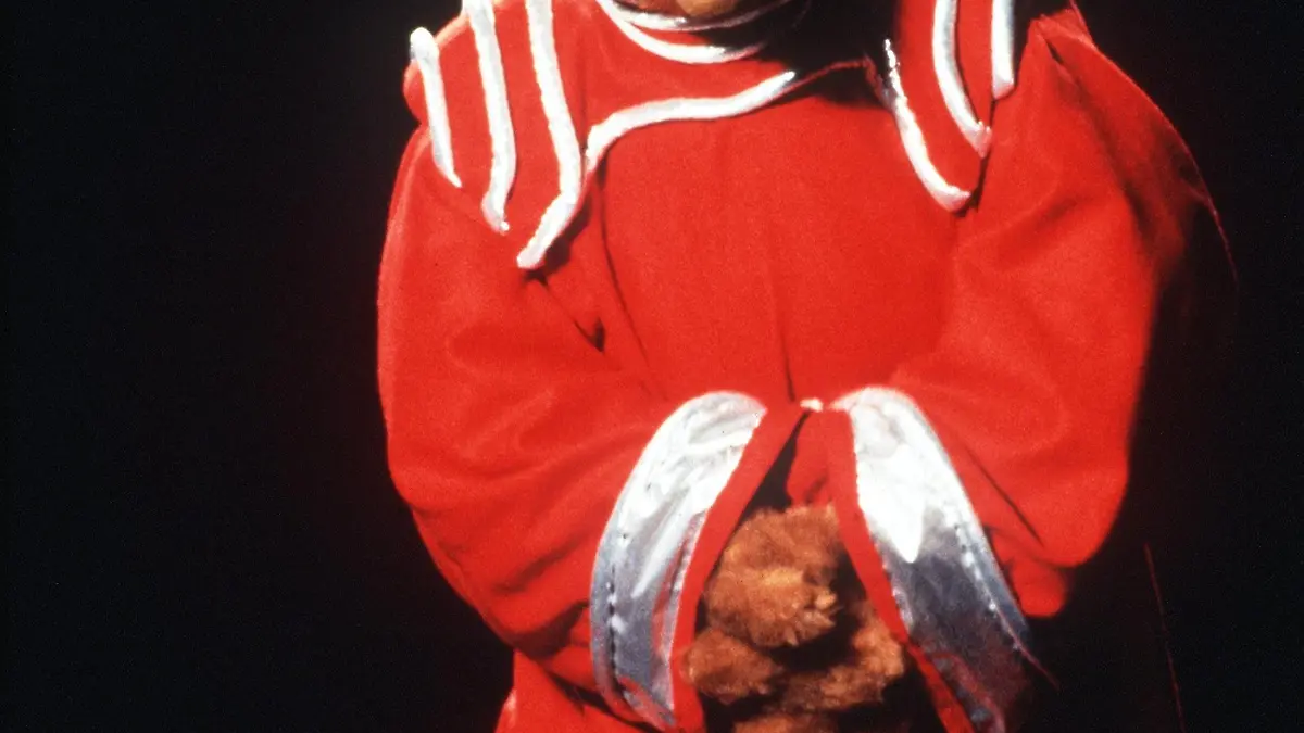 Der Außerirdische Alf in einer roten Uniformjacke. (Aufnahme vom April 1990). Alf wurde unter dem Namen Gordon Shumway auf dem Planeten Melmac geboren und landete nach dessen Zerstörung auf der Erde. Familie Tanner aus Los Angeles nahm ihn auf und gab ihm den Spitznamen Alf (= Außerirdische Lebensform). Die Serie handelt von ihrem turbulenten Zusammenleben, das nicht selten in kleine Katastrophen ausartet. | Verwendung weltweit