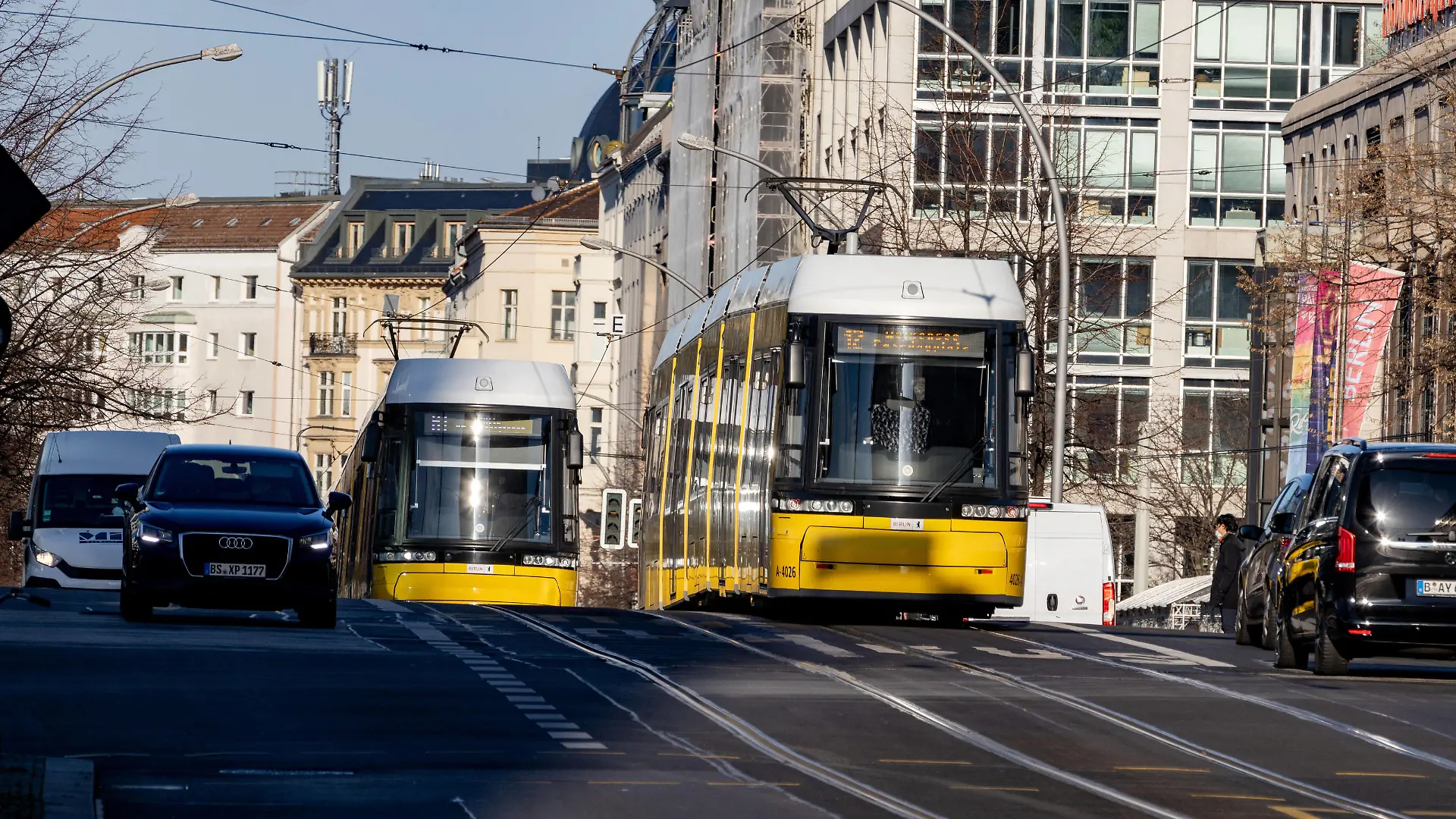  DEU, Deutschland, Berlin, 03.12.2021: Straßenbahn der BVG auf der Friedrichstraße. Linie 12, Ziel: Weißensee Pasedagplatz *** DEU, Germany, Berlin, 03 12 2021 BVG streetcar on Friedrichstraße line 12, destination Weißensee Pasedagplatz