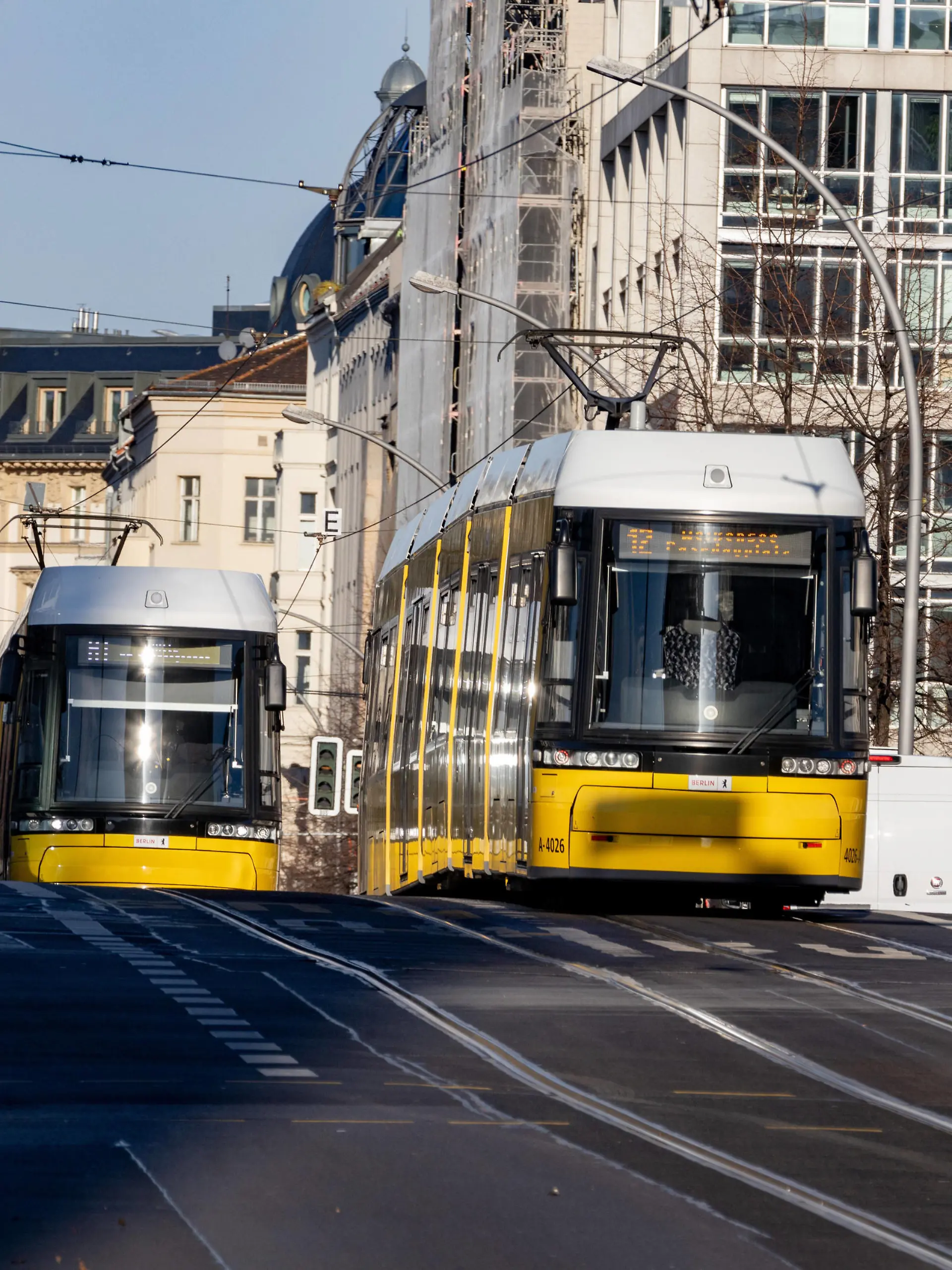  DEU, Deutschland, Berlin, 03.12.2021: Straßenbahn der BVG auf der Friedrichstraße. Linie 12, Ziel: Weißensee Pasedagplatz *** DEU, Germany, Berlin, 03 12 2021 BVG streetcar on Friedrichstraße line 12, destination Weißensee Pasedagplatz
