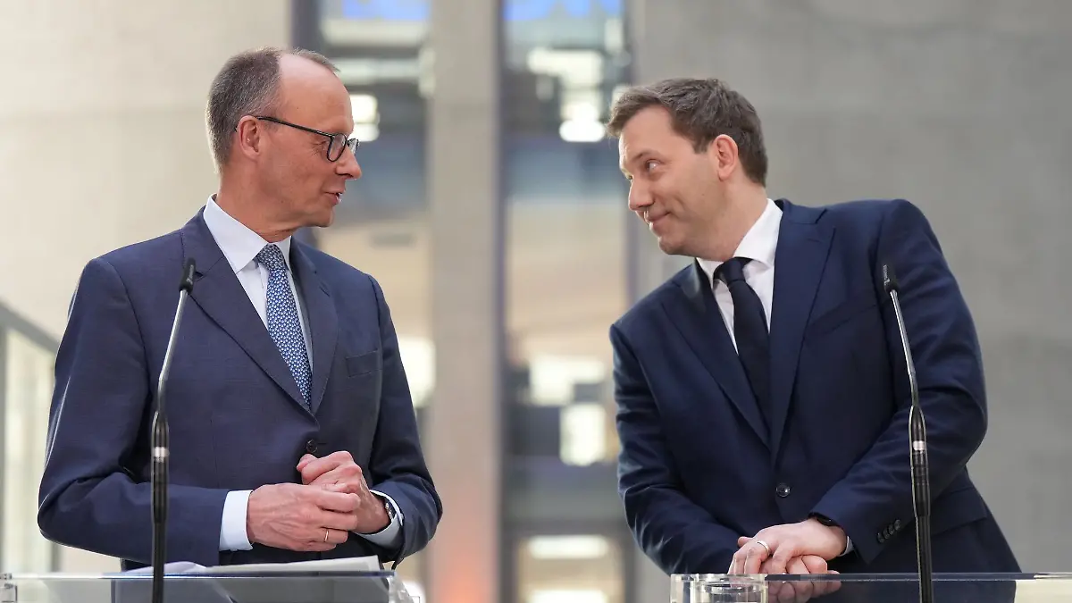 In vorderster Reihe dabei: Lars Klingbeil (SPD, rechts) und Friedrich Merz (CDU). (Archivbild)