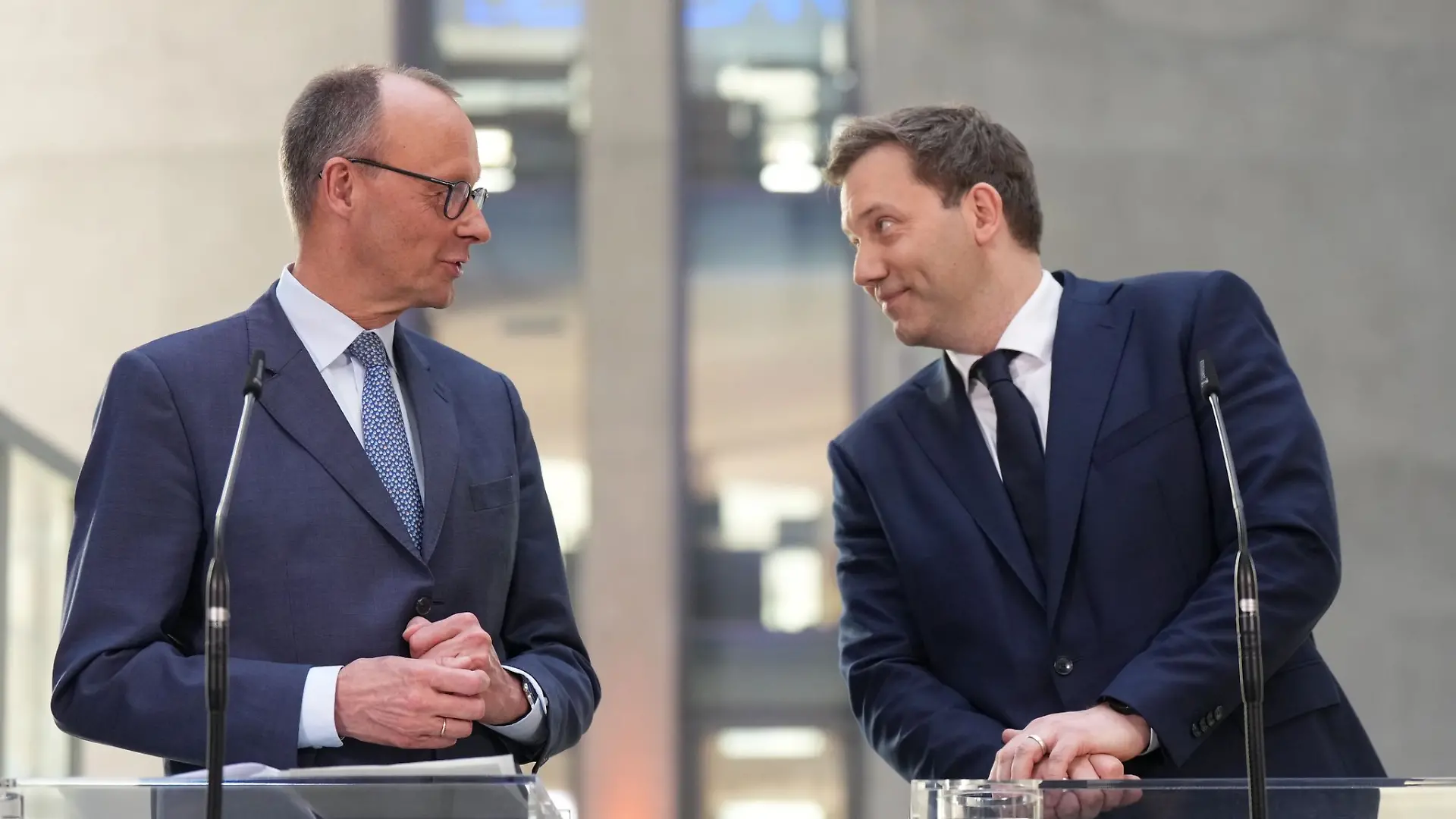 In vorderster Reihe dabei: Lars Klingbeil (SPD, rechts) und Friedrich Merz (CDU). (Archivbild)