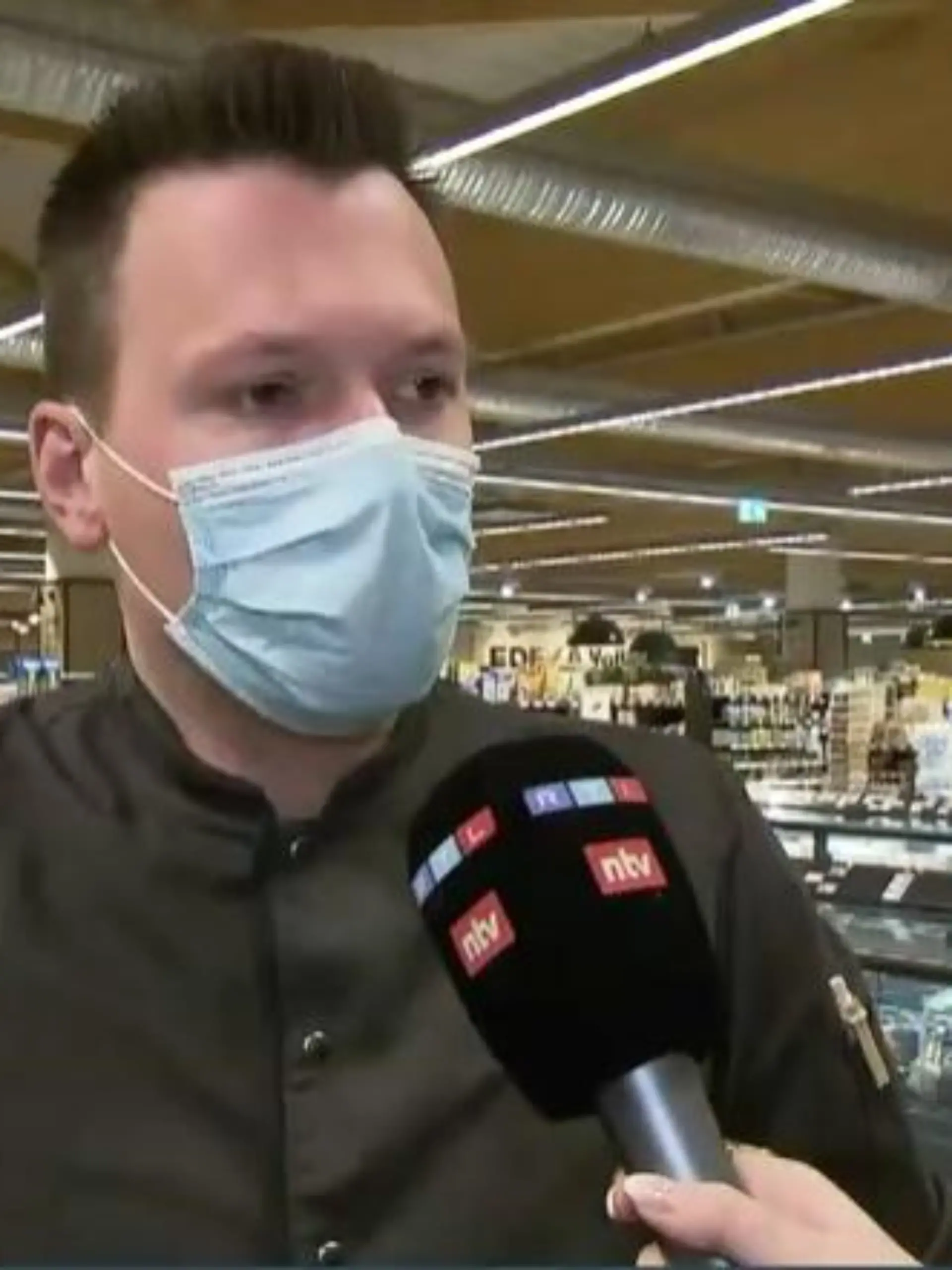 Edeka-Marktleiter Marco Voßler aus Leipzig setzt bei seinen Mitarbeitern weiterhin auf das Tragen von Masken.