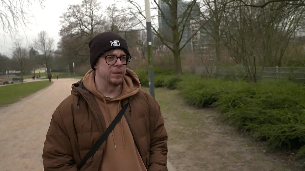 Im Hamburger Park Planten un Blomen erzählt Sascha Reimann von seiner Vergangenheit.