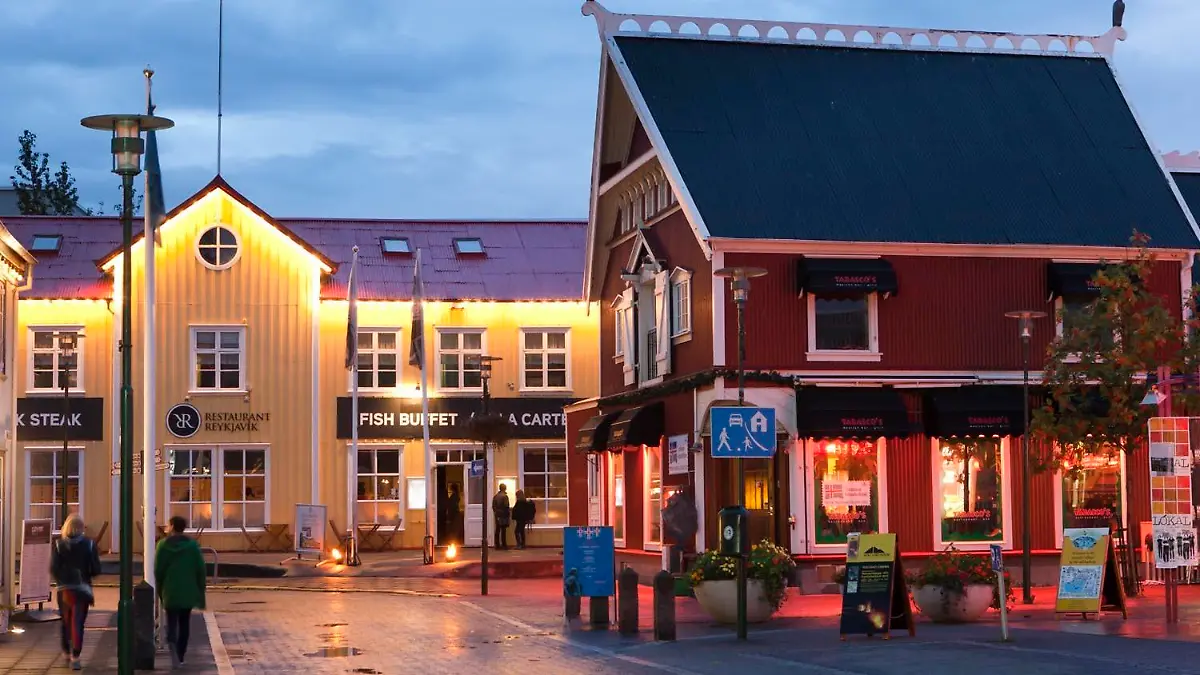 Reykjavik: Adalstraeti Ecke Ingolfstorg in der Altstadt, am Abend, Island