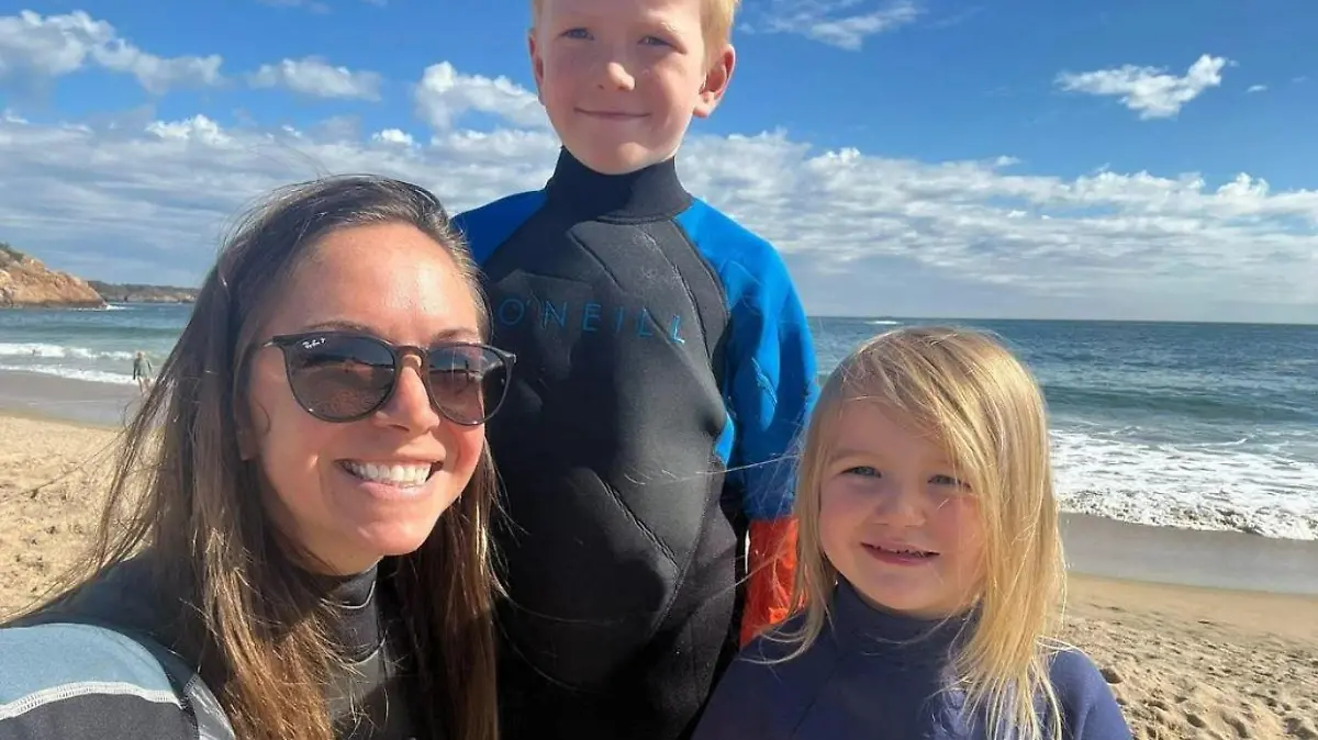 Mutter mit Kindern am Strand