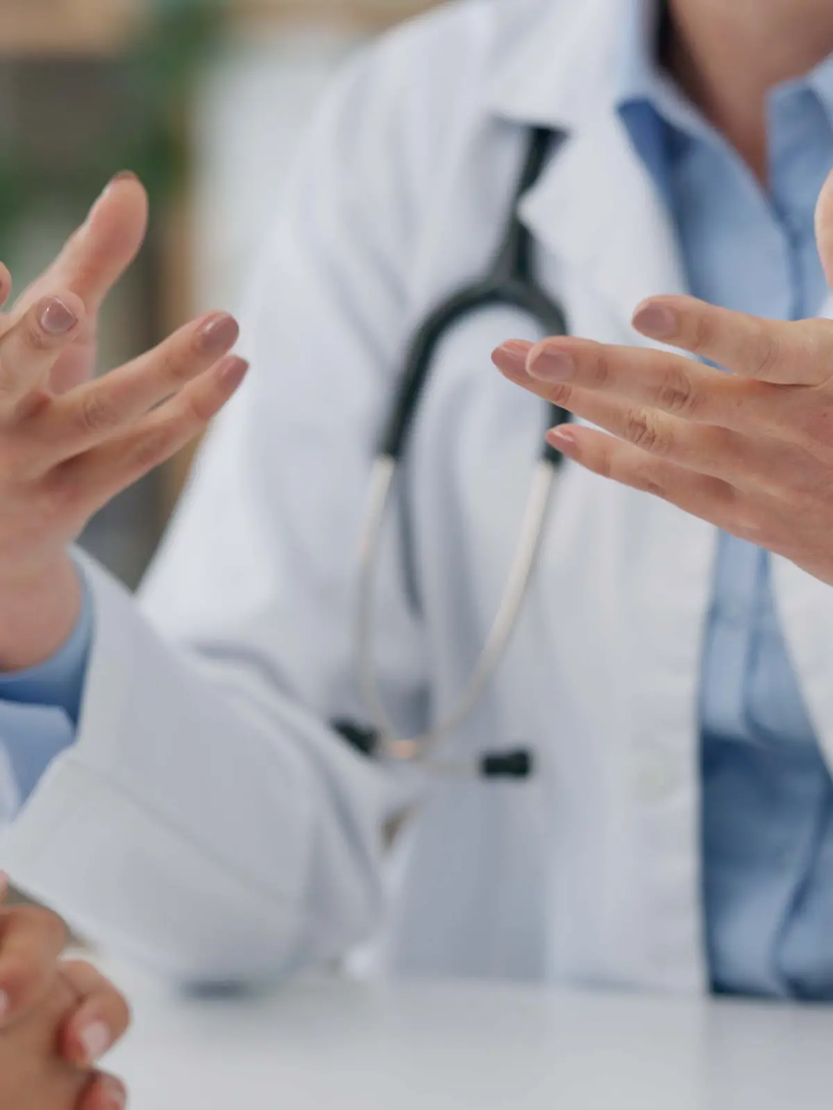 Arzt spricht mit Patient.