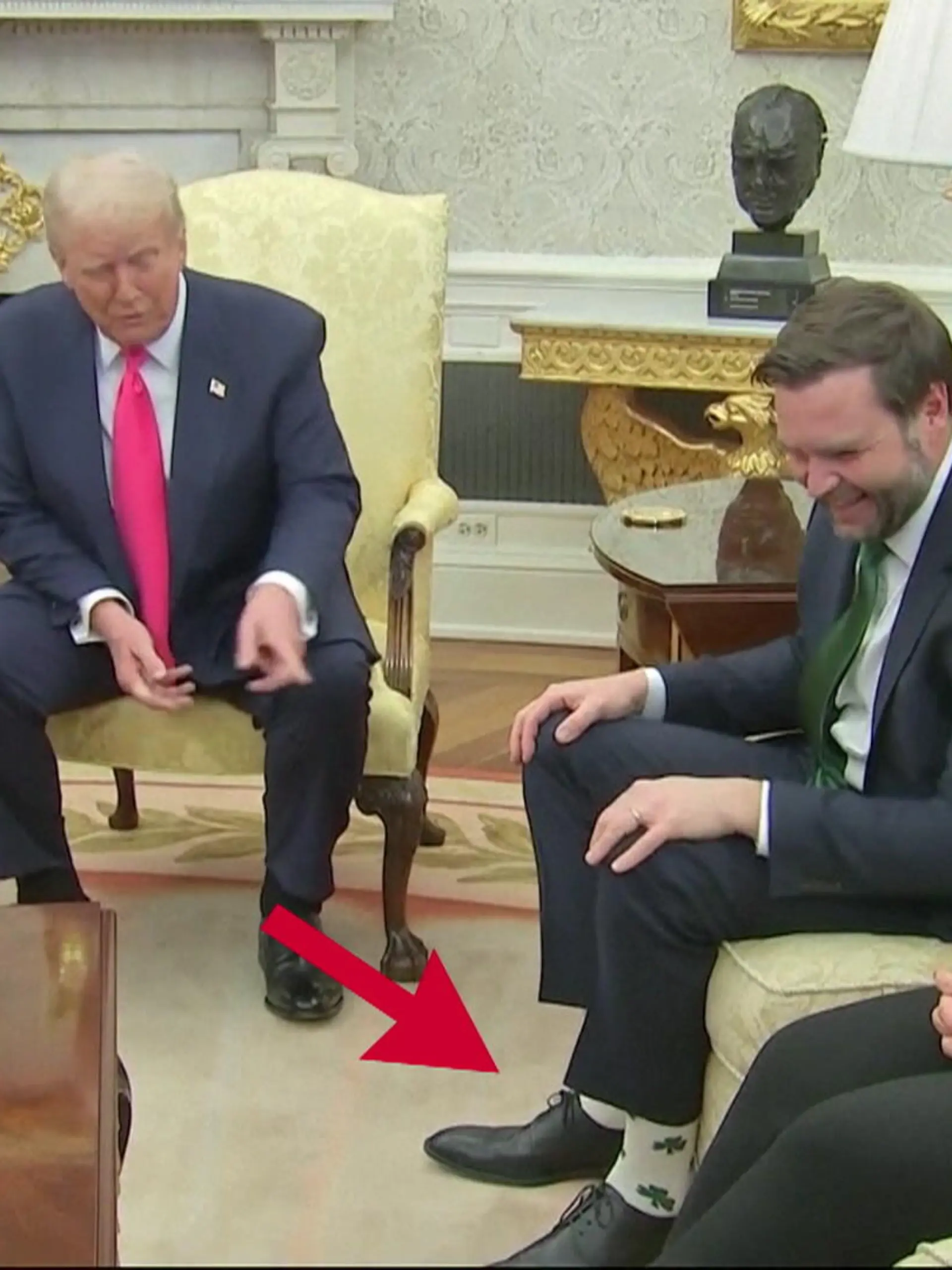 Beim Staatsbesuch des irischen Premierministers Micheál Martin ist US-Präsident Donald Trump während einer Pressekonferenz im Weißen Haus plötzlich abgelenkt. Denn Vizepräsident JD Vance trägt Kleeblattsocken.