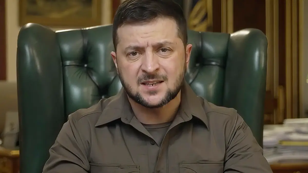 03.04.2022, Ukraine, Kiew: In diesem Bild aus einem vom Pressebüro des ukrainischen Präsidenten zur Verfügung gestellten Video spricht Wolodymyr Selenskyj, Präsident der Ukraine, in Kiew, Ukraine. Foto: Uncredited/Pressebüro des ukrainischen Präsidenten via AP/dpa - ACHTUNG: Nur zur redaktionellen Verwendung und nur mit vollständiger Nennung des vorstehenden Credits +++ dpa-Bildfunk +++