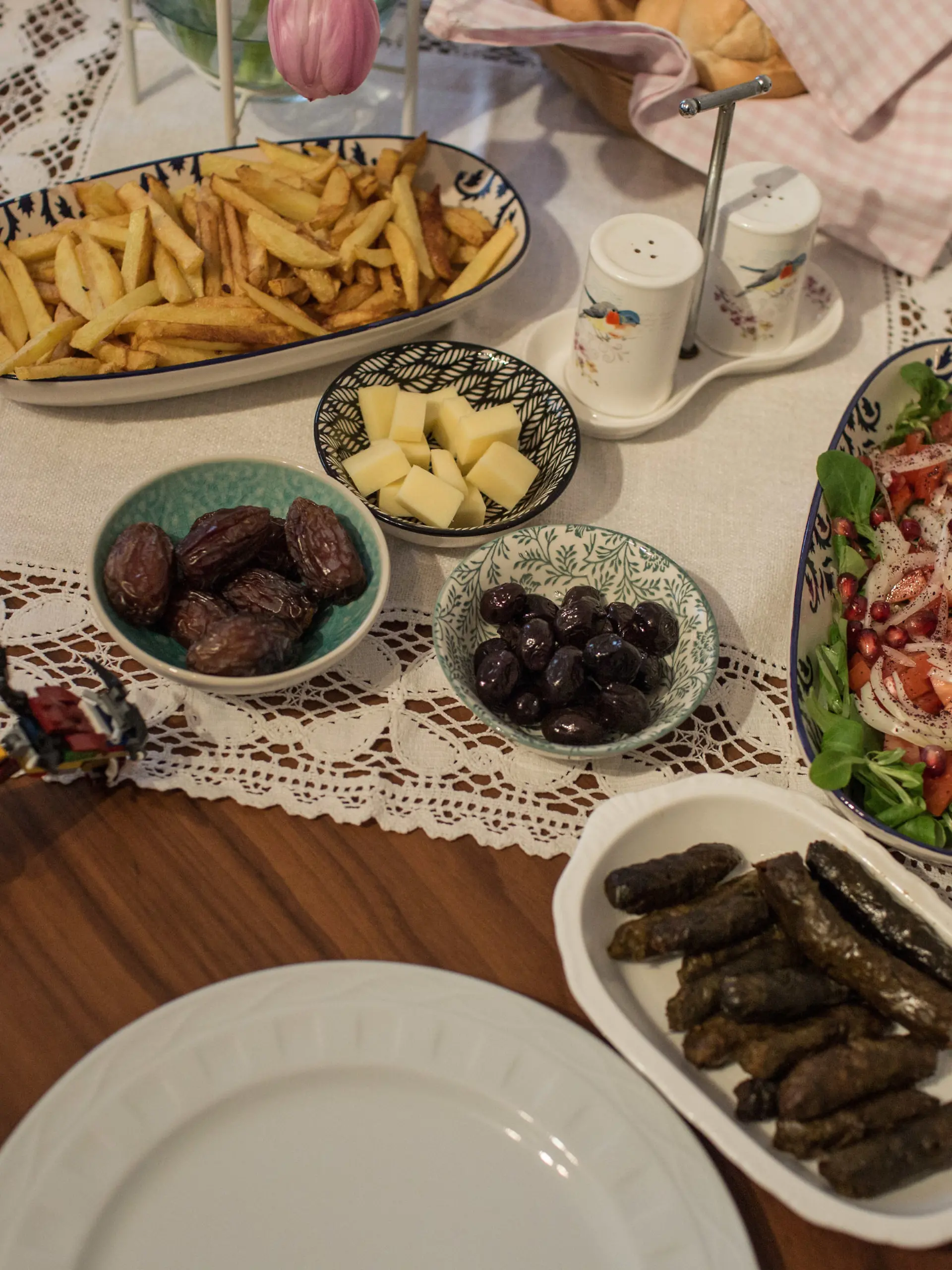 ARCHIV - 10.05.2021, Nordrhein-Westfalen, Minden: Kinder und Eltern nehmen während des heiligen Fastenmonats Ramadan ein gemeinsames Iftar-(Fastenbrechen-)Essen in ihrer Wohnung ein. Tagsüber nehmen Gläubige im Ramadan nichts zu sich, erst nach Sonnenuntergang essen und trinken sie beim Fastenbrechen - Iftar.
Für das Fastenbrechen wird der Tisch schön gedeckt. Dann kommen viele leckere Gerichte auf den Tisch. (zu dpa: «Neuköllner Schule will zum Fastenbrechen verpflichten») Foto: Eman Helal/dpa +++ dpa-Bildfunk +++