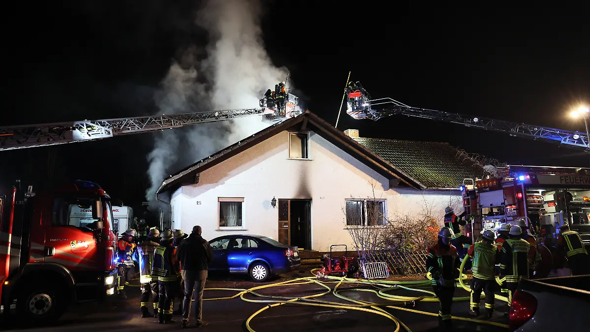 Bei einem Wohnhausbrand in Großostheim sind mehrere Menschen verletzt worden. Ein Hund wurde reanimiert.