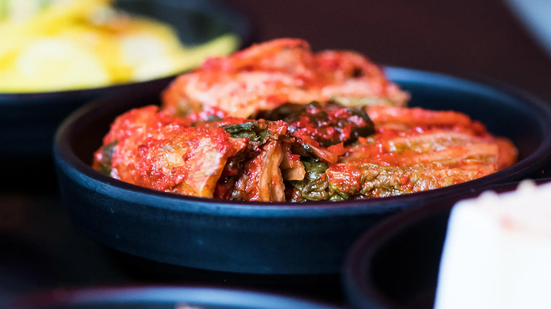 ARCHIV - Zum Themendienst-Bericht «Gesellig und vielfältig: Korean Barbecue bringt alle an einen Tisch» von Julia Kirchner vom 12. September 2018: Kimchi, fermentierter Chinakohl, ist ein fester Bestandteil der koreanischen Küche. Foto: Franziska Gabbert/dpa-tmn - Honorarfrei nur für Bezieher des dpa-Themendienstes +++ dpa-Themendienst +++