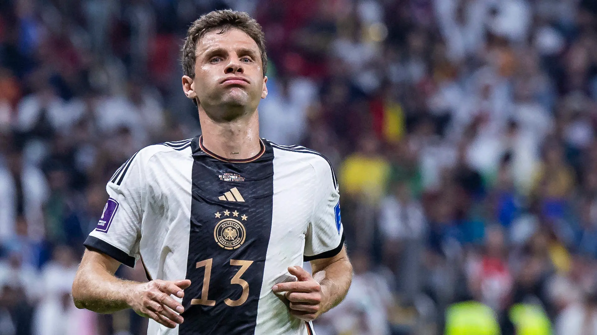 ARCHIV - 01.12.2022, Katar, Al-Chaur: Fußball: WM, Costa Rica - Deutschland, Vorrunde, Gruppe E, 3. Spieltag, Al-Bait Stadion, Deutschlands Thomas Müller reagiert unzufrieden. Bei den Länderspielen im März soll der Münchner einem Bericht zufolge nicht nominiert werden. (zu dpa: «Bericht: Müller bei März-Länderspielen nicht dabei») Foto: Tom Weller/dpa +++ dpa-Bildfunk +++