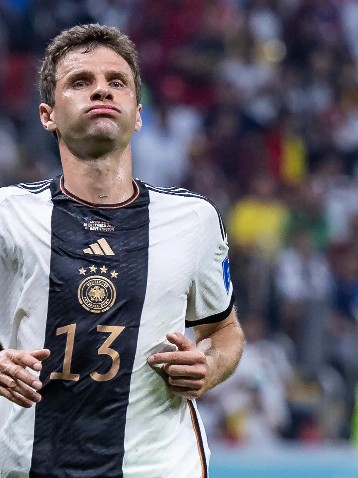 ARCHIV - 01.12.2022, Katar, Al-Chaur: Fußball: WM, Costa Rica - Deutschland, Vorrunde, Gruppe E, 3. Spieltag, Al-Bait Stadion, Deutschlands Thomas Müller reagiert unzufrieden. Bei den Länderspielen im März soll der Münchner einem Bericht zufolge nicht nominiert werden.  (zu dpa: «Bericht: Müller bei März-Länderspielen nicht dabei») Foto: Tom Weller/dpa +++ dpa-Bildfunk +++
