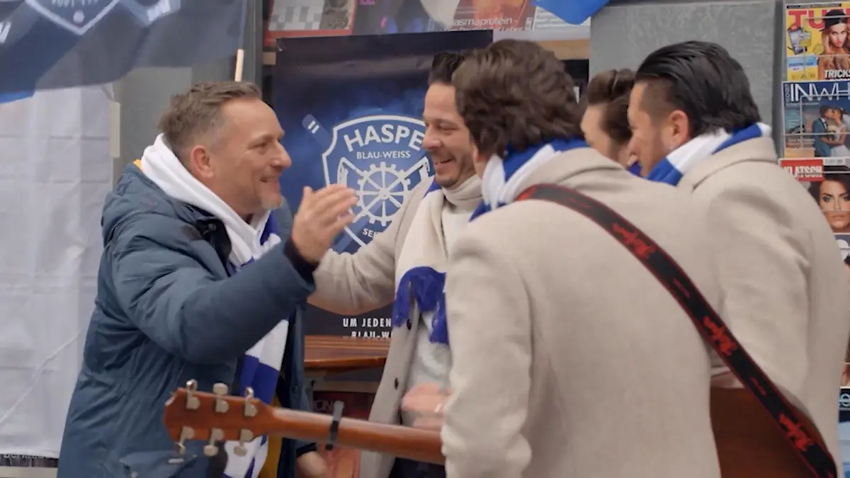 Michi (Lars Pape) begrüßt die Esteriore Brothers auf dem GZSZ-Kiez
