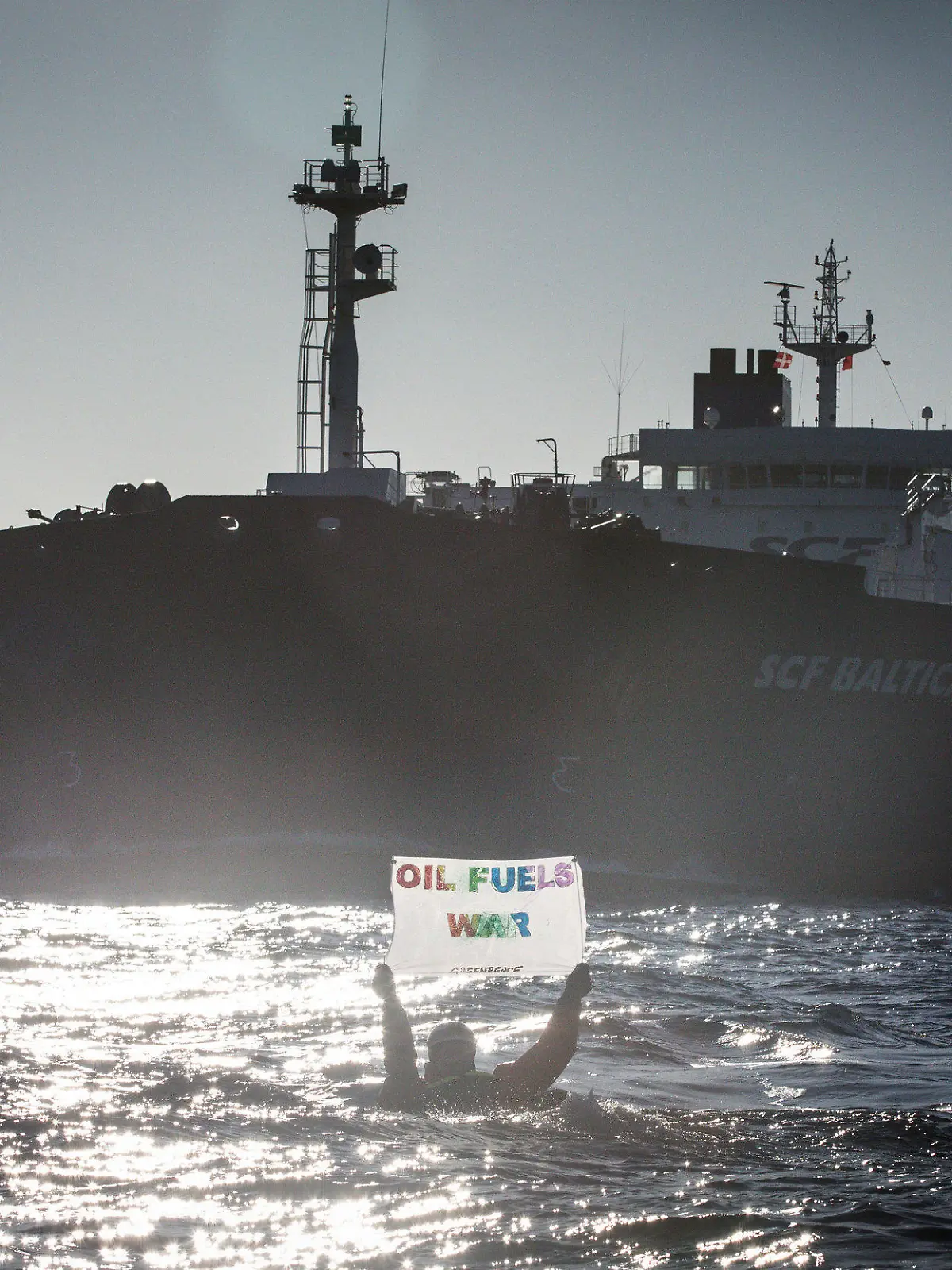 HANDOUT - 19.03.2022, ---, Ostsee: Auf Kayaks, kleinen Booten oder direkt im Wasser schwimmend haben Umweltaktivisten von Greenpeace gegen russische Öltanker in der Ostsee demonstriert. Auf Bildern vom Freitag und Samstag war zu sehen, wie Aktivisten mit Rauchsignalen und Bannern im Fahrwasser der großen Tanker darauf aufmerksam machten, dass weiterhin russisches Öl in europäische Länder gebracht wird. Die Teilnehmer des Protests stammen Greenpeace zufolge aus verschiedenen skandinavischen Ländern, den Niederlanden und Deutschland. Foto: Will Rose/Greenpeace NORDIC - Denmark, Fin/dpa - ACHTUNG: Nur zur redaktionellen Verwendung im Zusammenhang mit der aktuellen Berichterstattung und nur mit vollständiger Nennung des vorstehenden Credits +++ dpa-Bildfunk +++