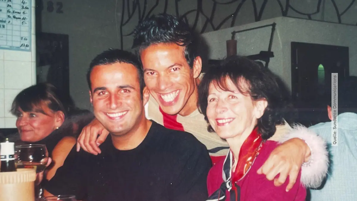 Jorge González mit seinem besten Freund Miso und dessen Mutter Anna - sie ist auch für Jorge wie eine zweite Mama.