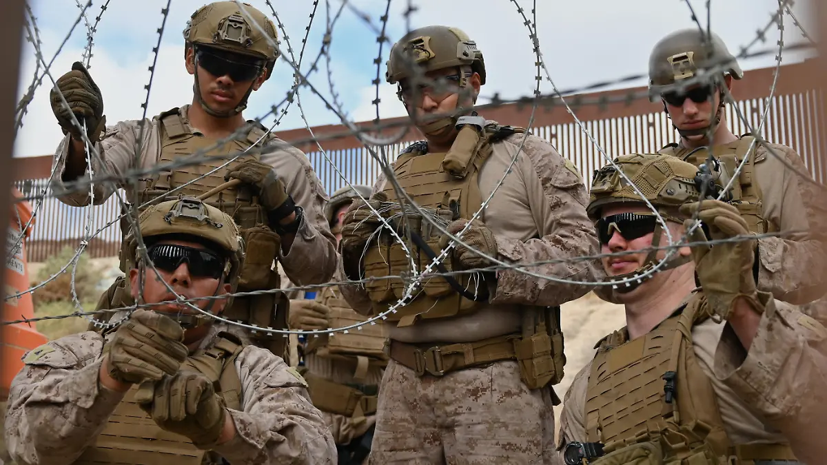 US-Marines installieren zwischen den Grenzzäunen von San Diego (Kalifornien) und Tijuana (Mexiko) Stacheldraht entlang der US-mexikanischen Grenzmauer in Colonia Libertad. Das Verteidigungsministerium hat in der ersten Woche von US-Präsident Donald Trumps Amtszeit 1.600 Soldaten im aktiven Dienst an die Grenze entsandt.