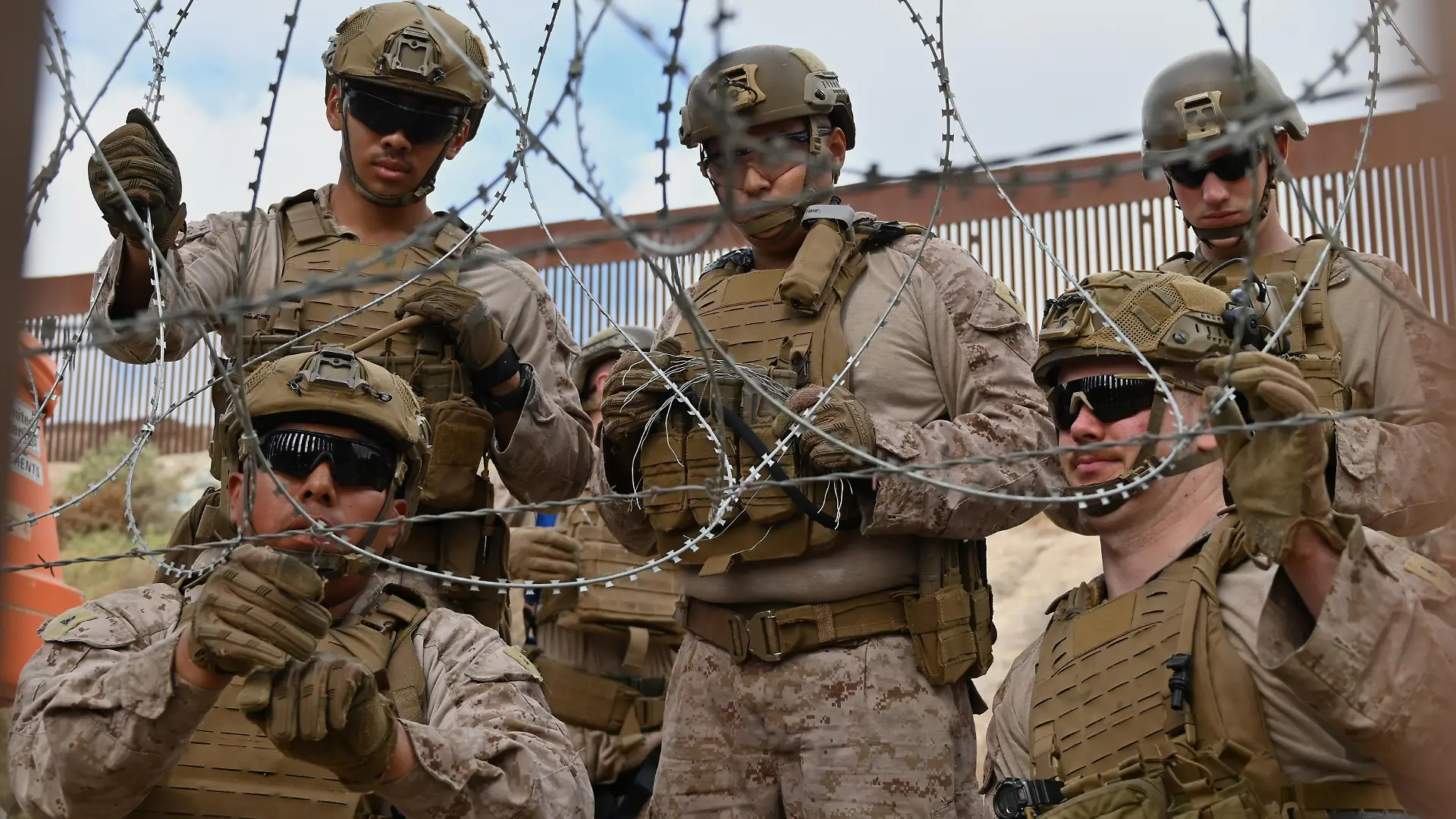 US-Marines installieren zwischen den Grenzzäunen von San Diego (Kalifornien) und Tijuana (Mexiko) Stacheldraht entlang der US-mexikanischen Grenzmauer in Colonia Libertad. Das Verteidigungsministerium hat in der ersten Woche von US-Präsident Donald Trumps Amtszeit 1.600 Soldaten im aktiven Dienst an die Grenze entsandt.