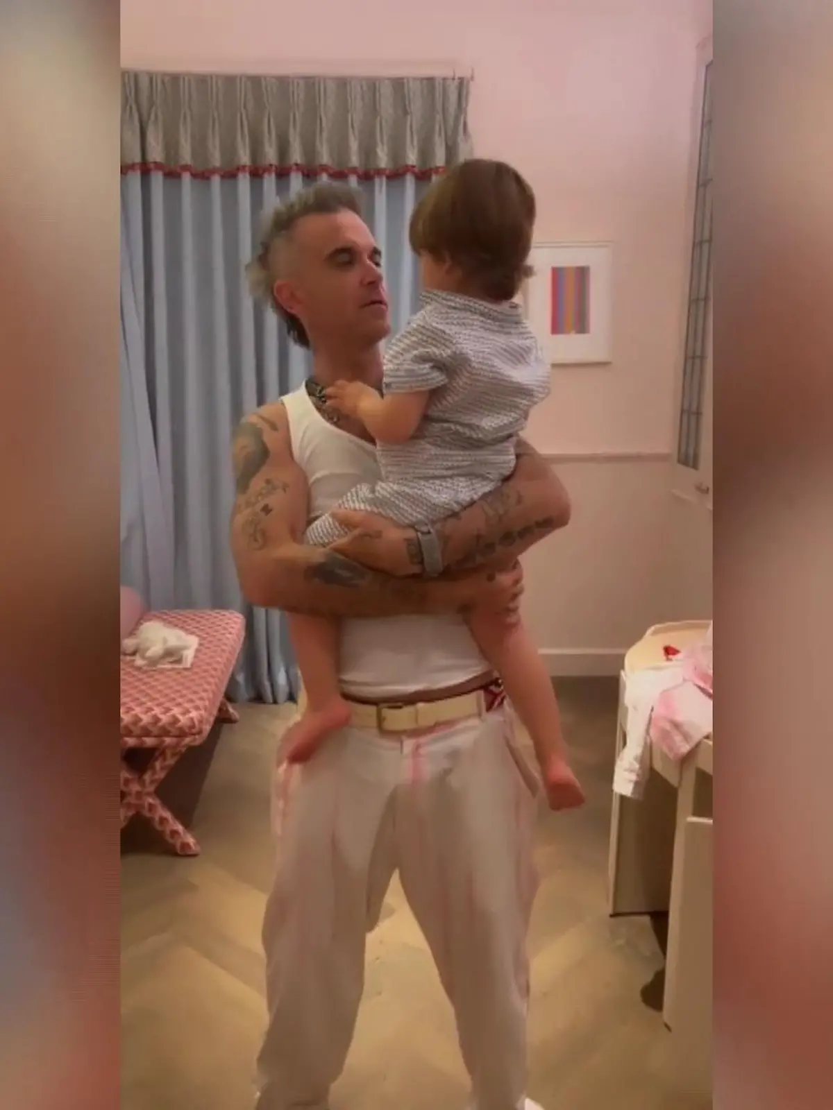 Bild zu: "So singt Robbie Williams seine Kids in den Schlaf"