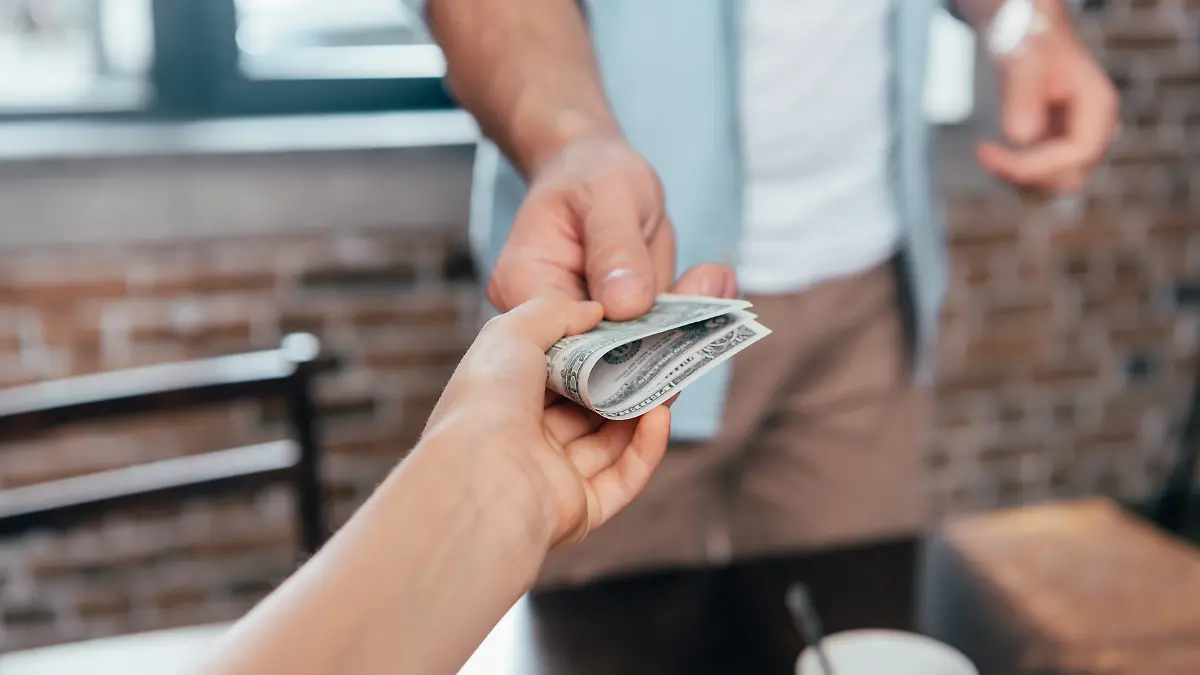 Charlie Carter (12) verlangt von ihrem Vater Rich (44) Geld, wenn sie im Haushalt hilft. (Symbolbild)