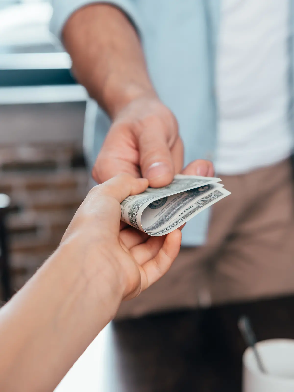 Charlie Carter (12) verlangt von ihrem Vater Rich (44) Geld, wenn sie im Haushalt hilft. (Symbolbild)