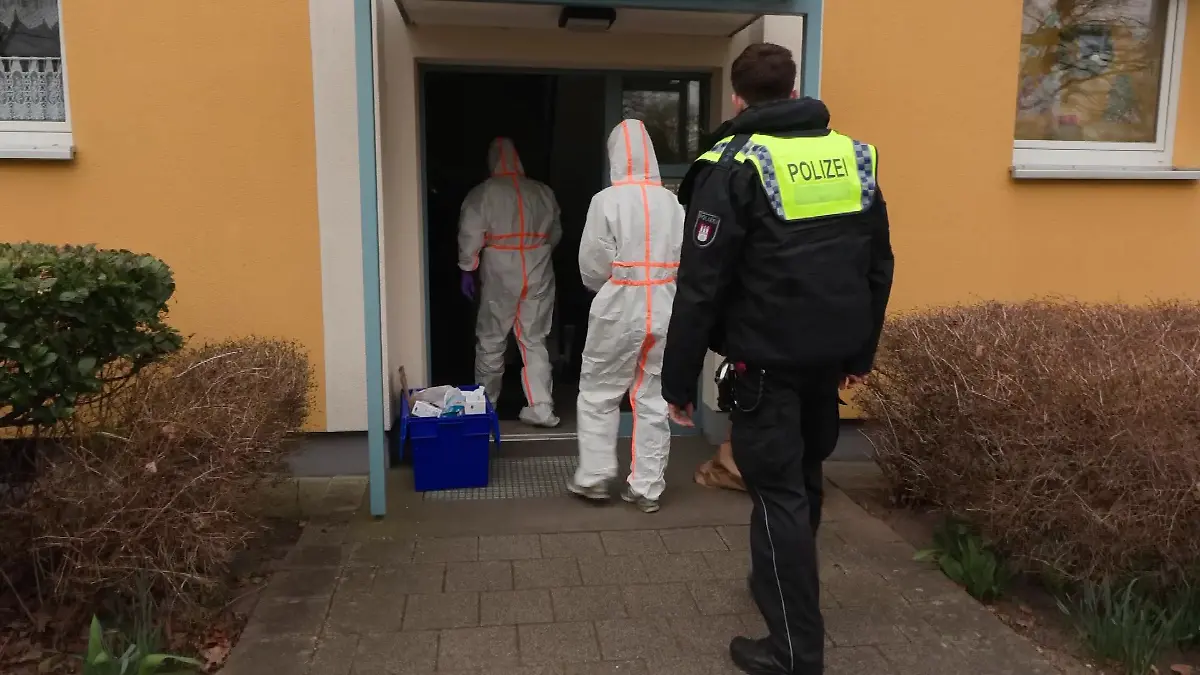 In diesem Haus entdecken die Ermittler die Tote.