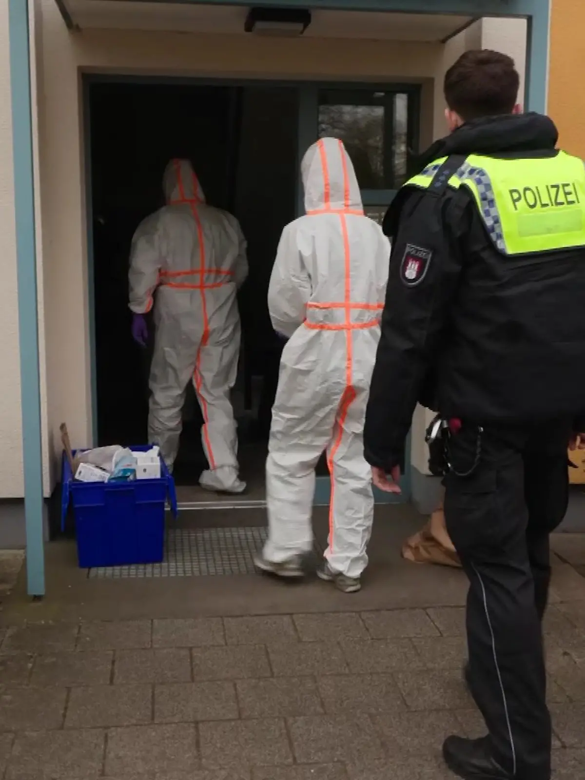 In diesem Haus entdecken die Ermittler die Tote.