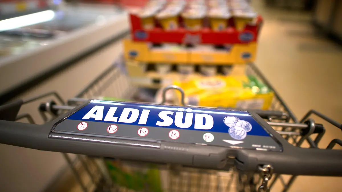ARCHIV - Ein Kunde schiebt am 27.06.2014 in Düsseldorf (Nordrhein-Westfalen) in der Aldi-Filiale an der Königsallee einen gefüllten Einkaufswagen. (zu dpa «Zu Weihnachten setzen die Discounter auf den «kleinen Luxus»» vom 13.12.2016) Foto: Federico Gambarini/dpa +++(c) dpa - Bildfunk+++