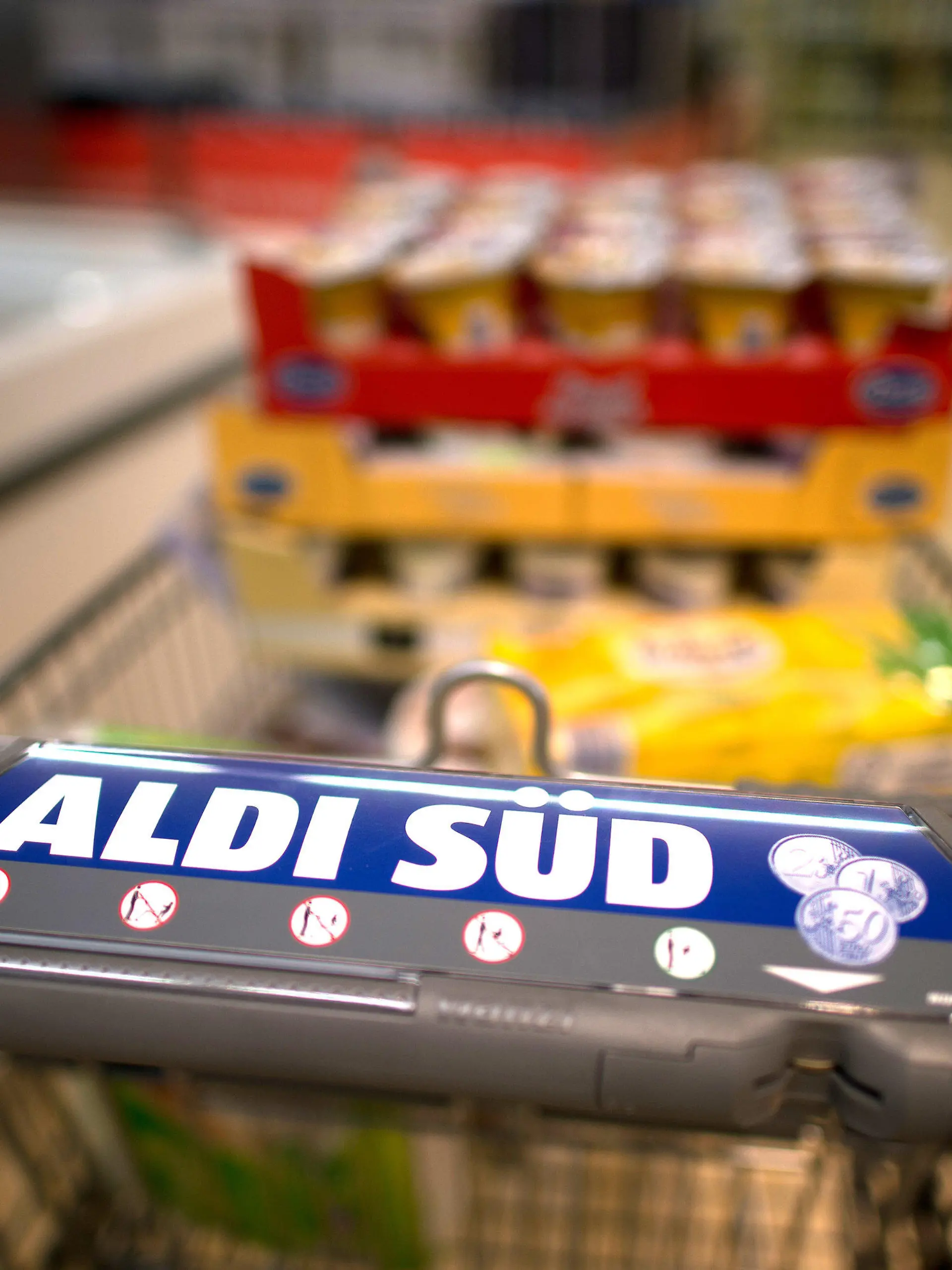 ARCHIV - Ein Kunde schiebt am 27.06.2014 in Düsseldorf (Nordrhein-Westfalen) in der Aldi-Filiale an der Königsallee einen gefüllten Einkaufswagen. (zu dpa «Zu Weihnachten setzen die Discounter auf den «kleinen Luxus»» vom 13.12.2016) Foto: Federico Gambarini/dpa +++(c) dpa - Bildfunk+++