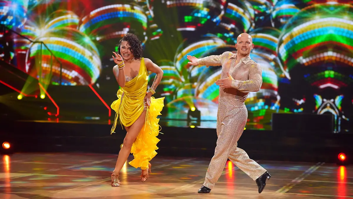 Fabian Hambüchen und Anastasia Maruster tanzen Samba.
