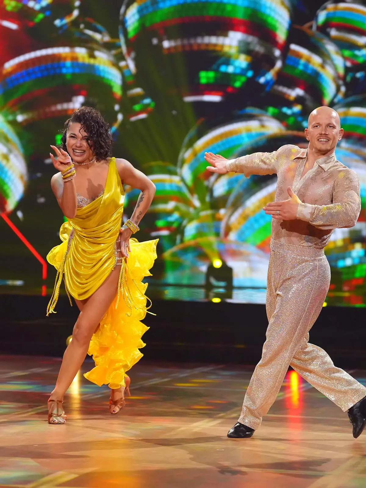 Fabian Hambüchen und Anastasia Maruster tanzen Samba.
