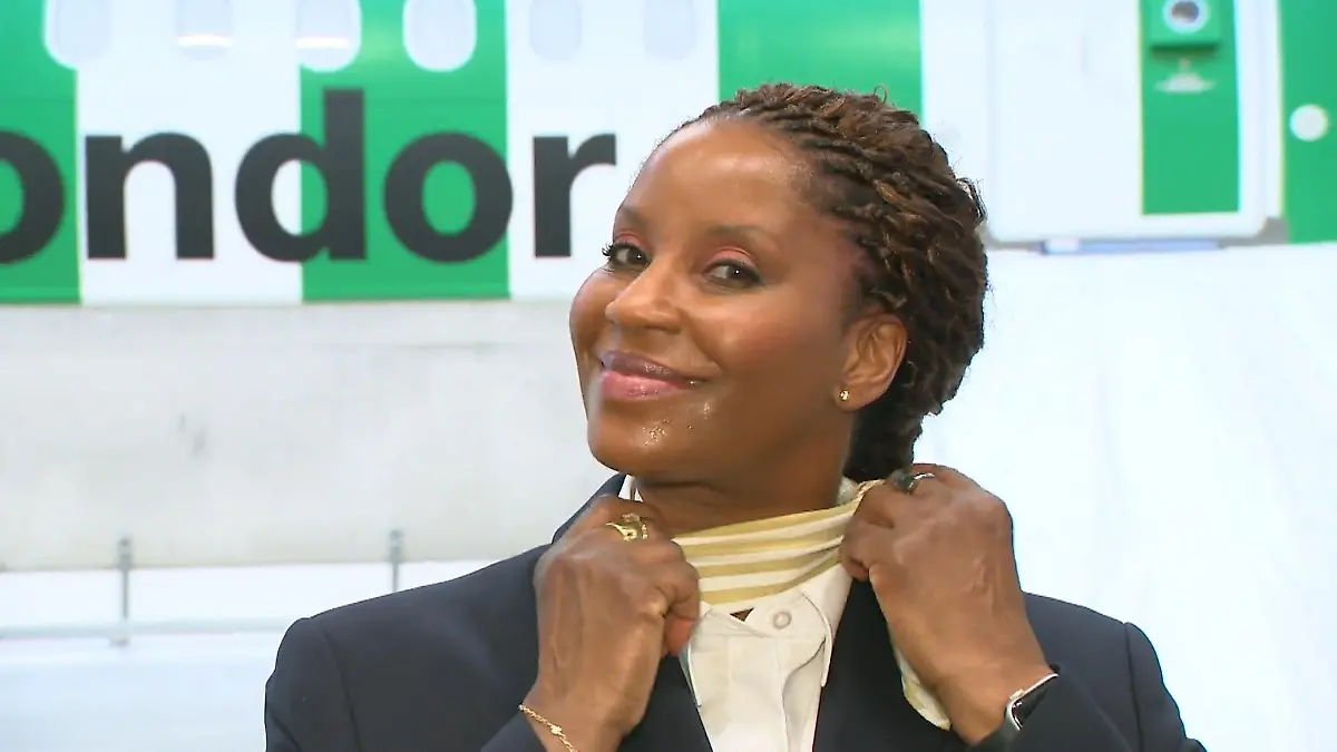 Ex-Lindenstraße-Star Liz Baffoe wird Flugbegleiterin Mit 55 fängt das Leben an