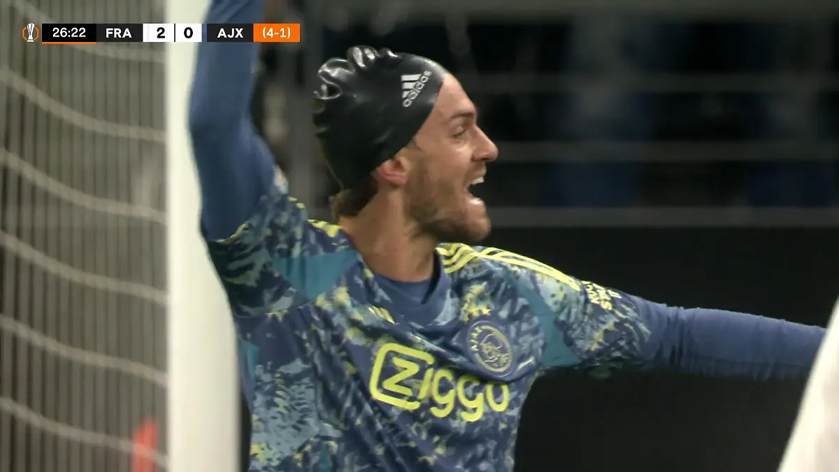 Nach Platzwunde: Ajax-Star spielt mit Badekappe Europa League bei RTL
