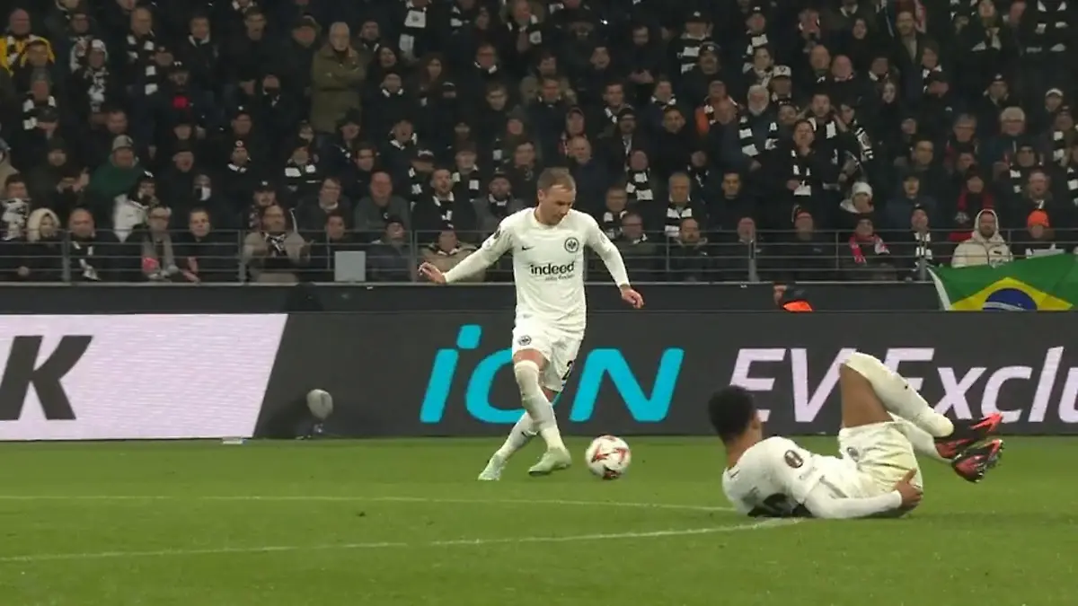Mario Götze trifft in Europa League fast vom Mittelkreis Eintracht Frankfurt gegen Ajax