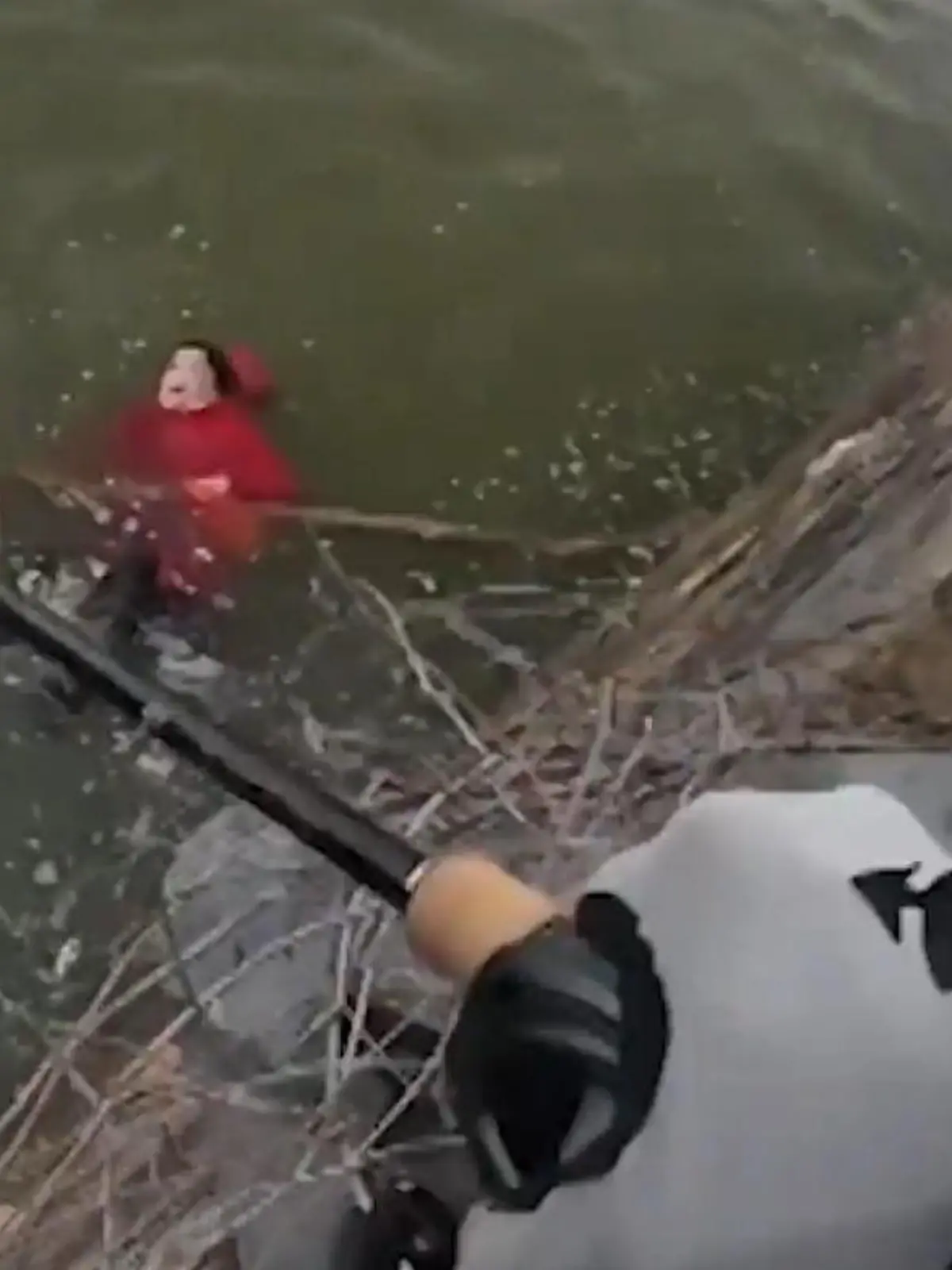 Bild zu: "Angler hört panische Schreie – und bringt sich selbst in Gefahr!"