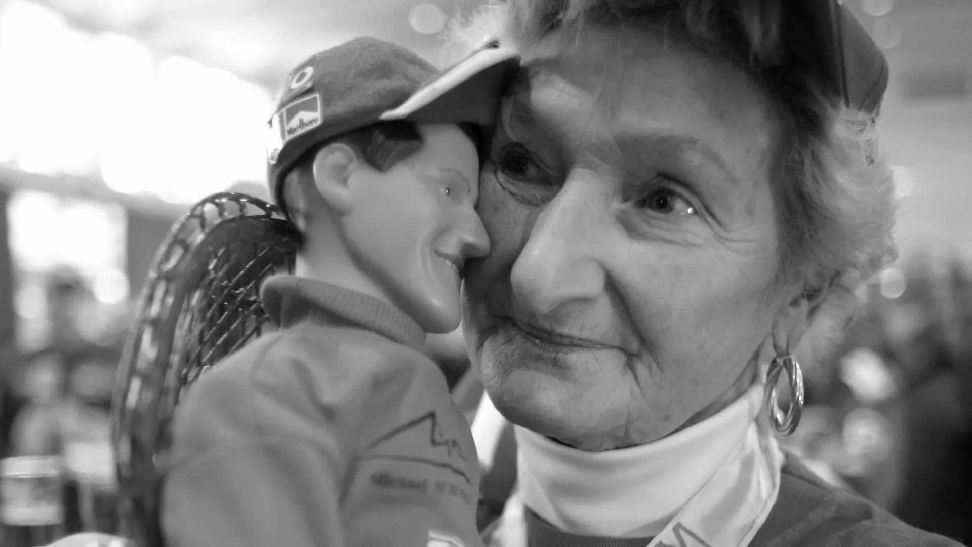 Erika Klütsch hält am Sonntag (08.10.2006) in der Jahnhalle in Kerpen vor einer Großbildleinwand eine Puppe von Weltmeister Michael Schumacher tröstend im Arm. Der Ferarri-Pilot war bei dem Rennen im japanischen Suzuka aufgrund eines Defektes ausgeschieden.