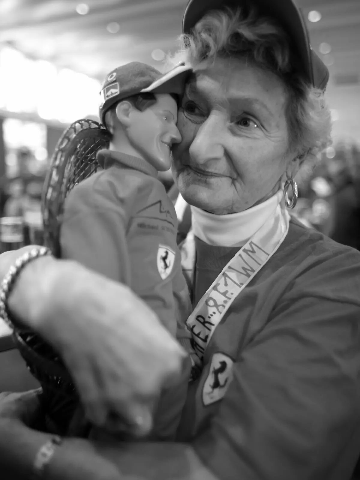 Erika Klütsch hält am Sonntag (08.10.2006) in der Jahnhalle in Kerpen vor einer Großbildleinwand eine Puppe von Weltmeister Michael Schumacher tröstend im Arm. Der Ferarri-Pilot war bei dem Rennen im japanischen Suzuka aufgrund eines Defektes ausgeschieden. 