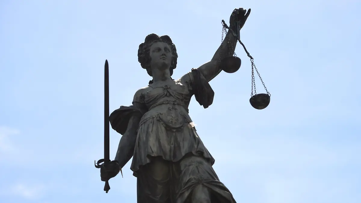 ARCHIV - Eine Bronzestatue der römischen Göttin der Gerechtigkeit, Justitia, steht am 17.06.2015 mit einer Waage und einem Richtschwert in der Hand auf dem Gerechtigkeitsbrunnen auf dem Römerberg in Frankfurt am Main (Hessen). Foto: Arne Dedert/dpa (zu dpa: "Häftlinge kommen wegen Überlastung der Gerichte frei" vom 22.08.2015) +++(c) dpa - Bildfunk+++
