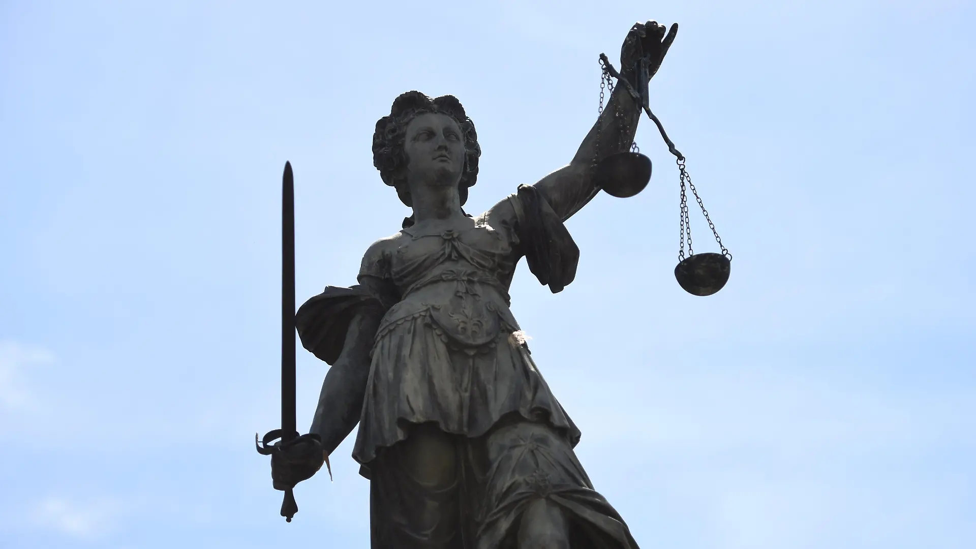 ARCHIV - Eine Bronzestatue der römischen Göttin der Gerechtigkeit, Justitia, steht am 17.06.2015 mit einer Waage und einem Richtschwert in der Hand auf dem Gerechtigkeitsbrunnen auf dem Römerberg in Frankfurt am Main (Hessen). Foto: Arne Dedert/dpa (zu dpa: "Häftlinge kommen wegen Überlastung der Gerichte frei" vom 22.08.2015) +++(c) dpa - Bildfunk+++
