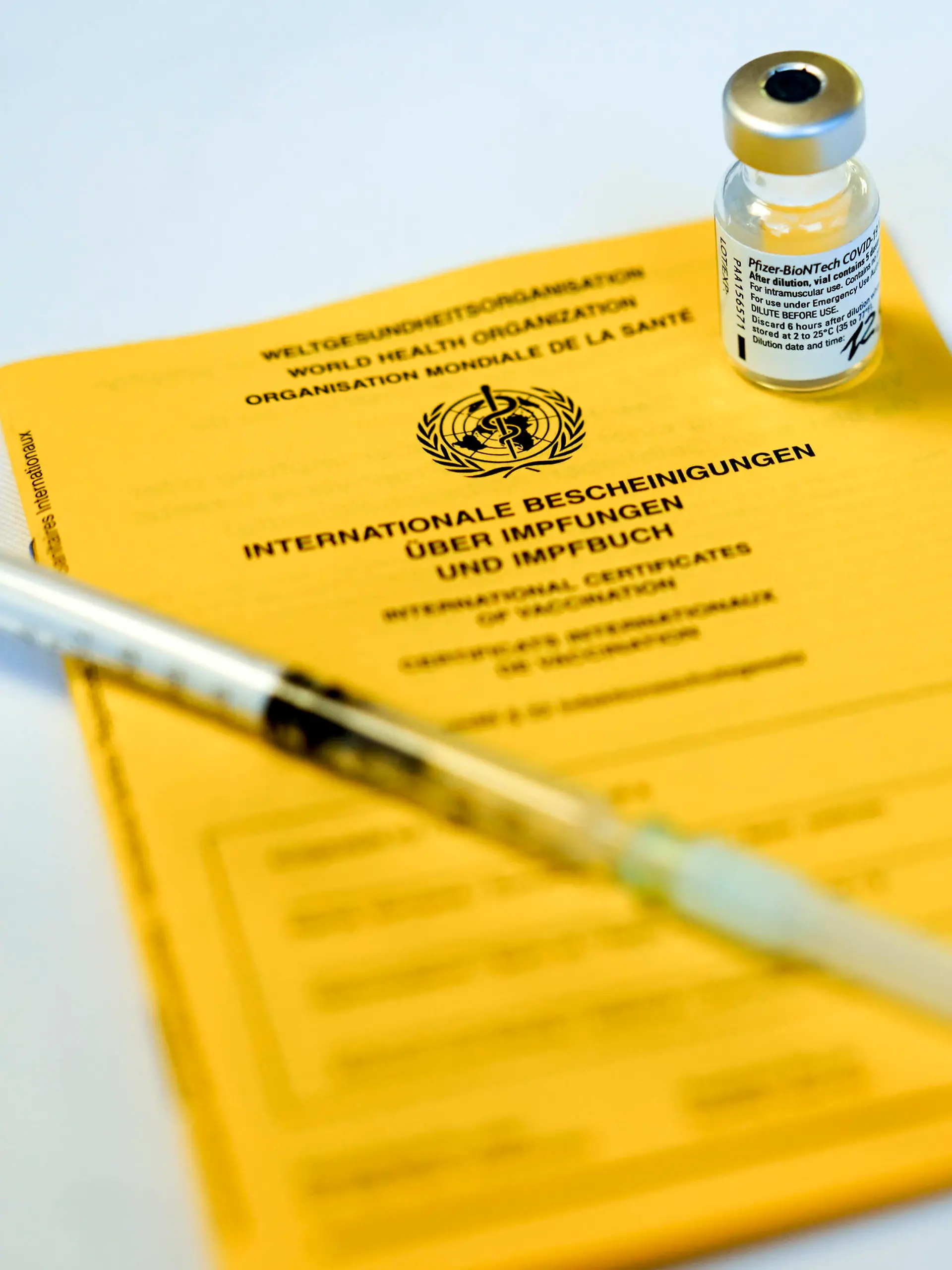  Impfstart in Koeln erste Bewohner von Pflegeheimen werden geimpft Symbolbild, Symbolfoto Impfpass mit einer Ampulle von Biontech Pfizer Impfstoff und Spritze wahrend der ersten Impfung in Pflegeheimen Koeln Nordrhein-Westfalen Deutschland *** Vaccination start in Cologne first residents of nursing homes are vaccinated symbol picture, symbol photo vaccination passport with an ampoule of Biontech Pfizer vaccine and syringe during the first vaccination in nursing homes Cologne North Rhine Westphalia Germany