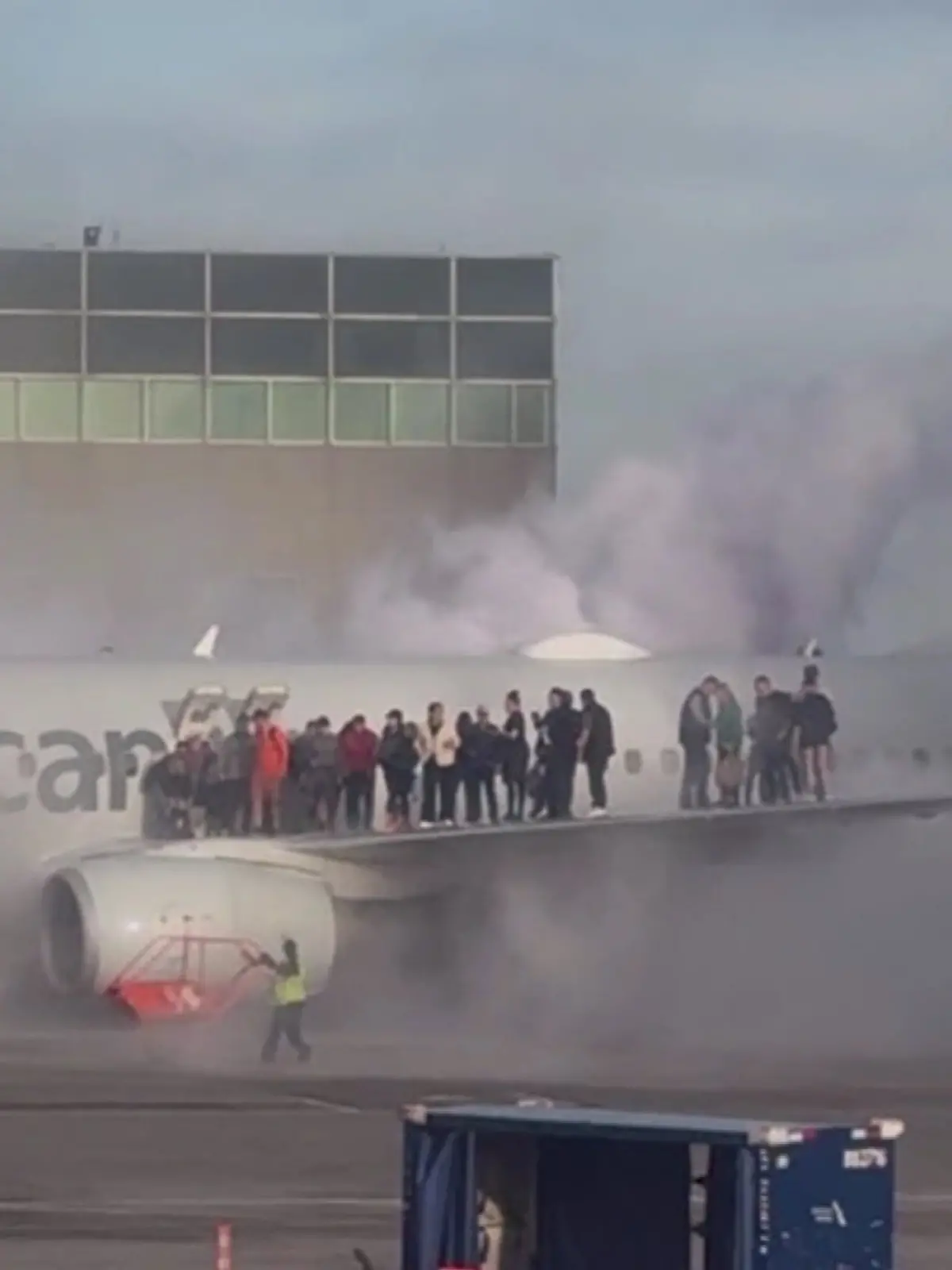 Die Passagiere entkommen dem brennenden Flieger über die Tragfläche.