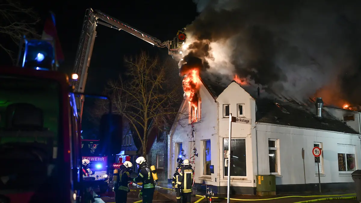Einsatzkräfte der Feuerwehr Bunde löschen einen Brand.