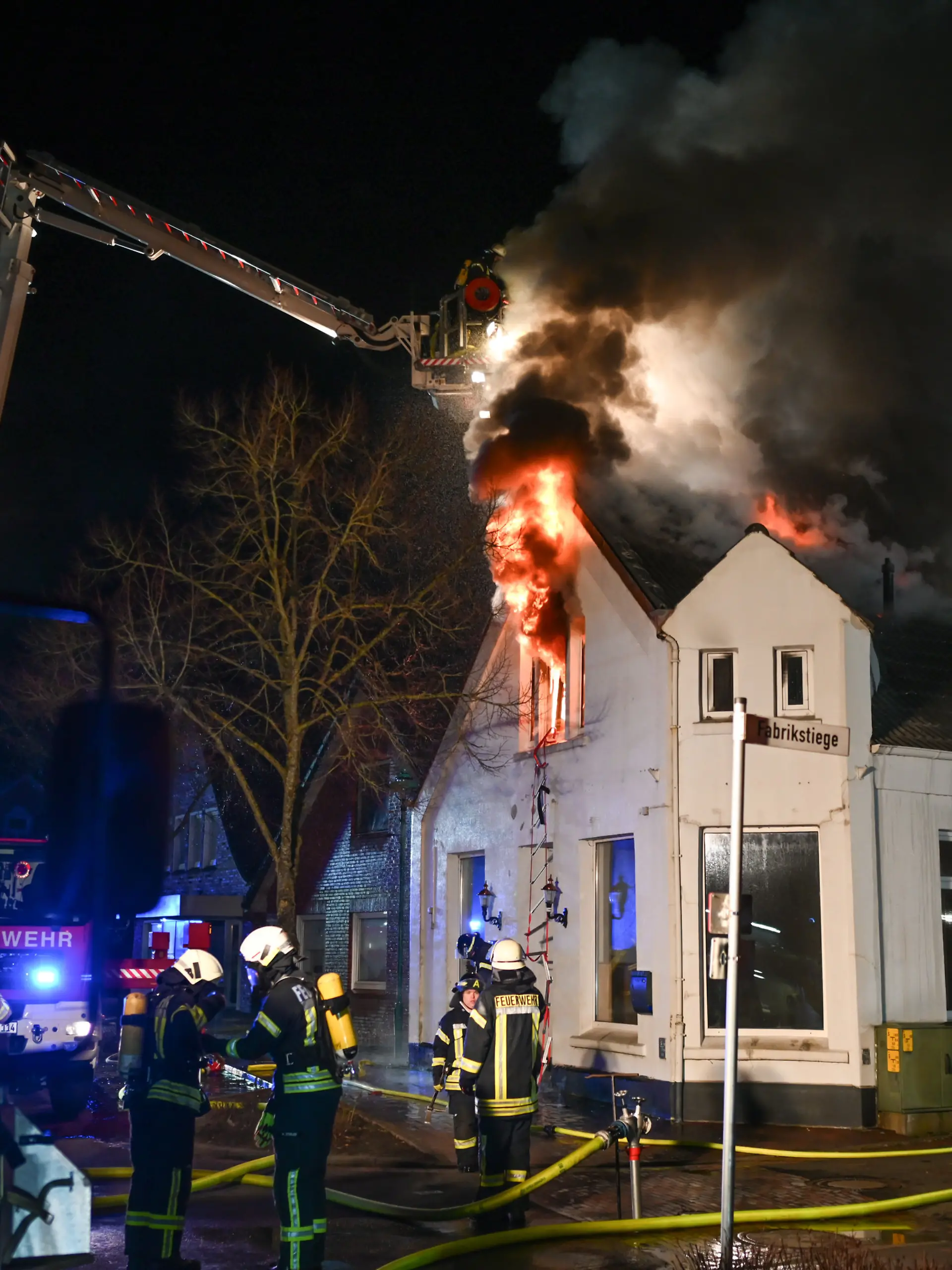Einsatzkräfte der Feuerwehr Bunde löschen einen Brand.
