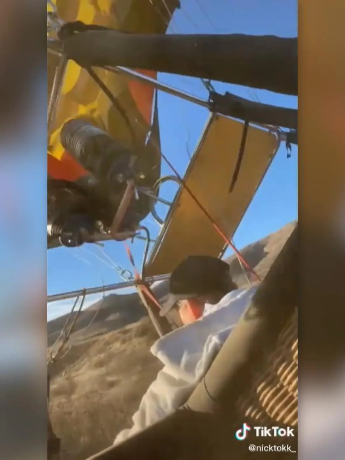 Seinen ersten Ballonflug wird dieser Mann nicht so schnell vergessen. Der Crash blieb ohne Folgen, es gab keine Verletzten.