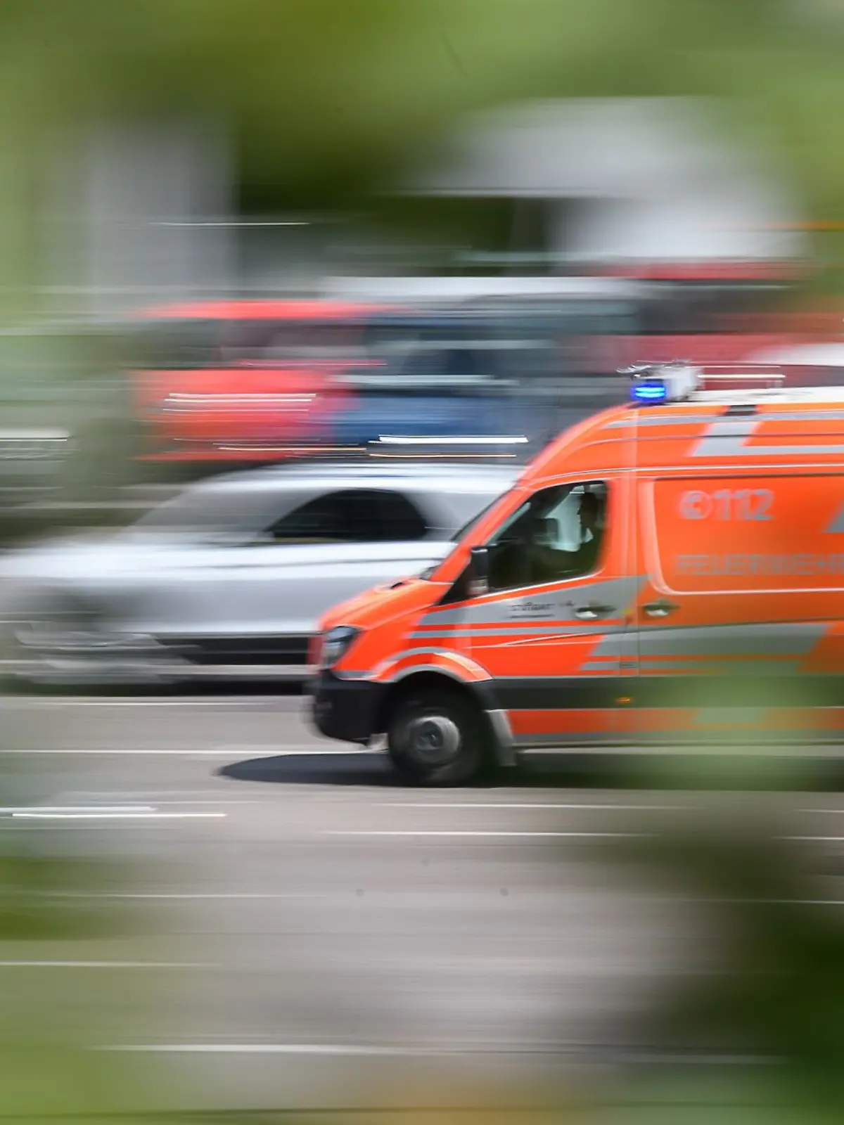 Bild zu: "Schwer verletzt! Baby stürzt bei Busfahrt aus Buggy"