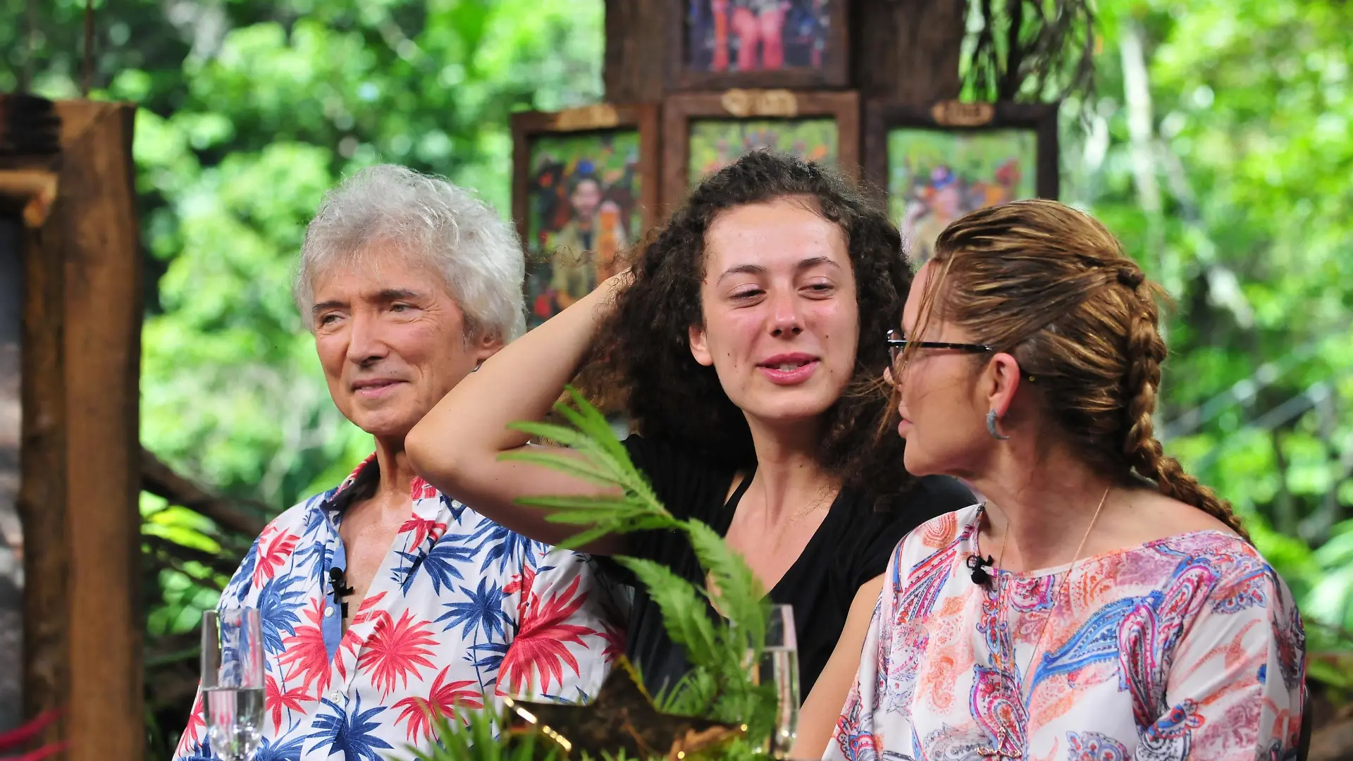 ACHTUNG: SPERRFRIST FÜR ALLE MEDIEN BIS SONNTAG, 27.01.2019 22.30 UHR!
Baumhausstudio: Großes Wiedersehen im Dschungel: V.l.: Peter Orloff, Leila Lowfire, Doreen Dietel
Verwendung der Bilder für Online-Medien ausschließlich mit folgender Verlinkung: 'Alle Infos zu 'Ich bin ein Star - Holt mich hier raus!' im Special bei RTL.de: https: //www.rtl.de/cms/sendungen/ich-bin-ein-star.html