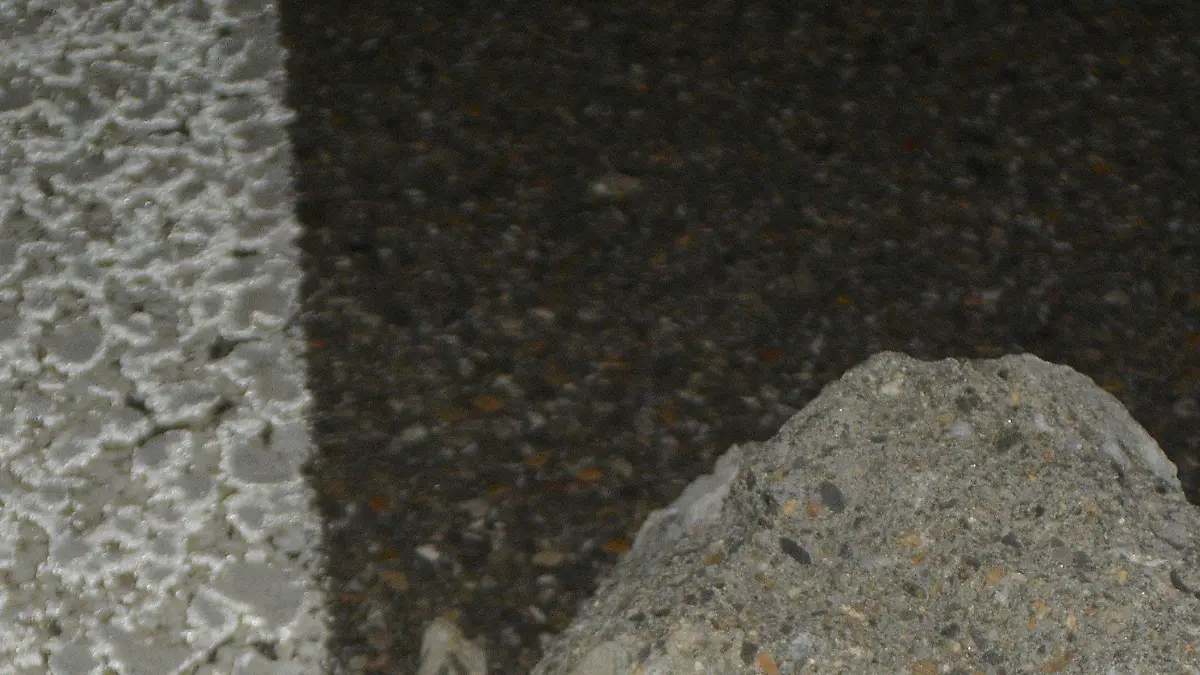 ARCHIV - Ein Stein liegt am 25.09.2016 auf der Autobahn 7 bei Heidenheim (Baden-Württemberg). Ein bislang unbekannter Täter hatte von einer Brücke einen Stein auf ein auf der Autobahn fahrendes Auto geworfen. Eine vierköpfige Familie wurde dabei schwer verletzt. Foto: Dennis Straub/Feuerwehr Heidenheim/dpa (Zu dpa: «Autobahn-Steinewerfer vor Gericht - Mordversuch oder Tat ohne Schuld?» 16.03.2017. ACHTUNG: Nur zur redaktionellen Verwendung und bei vollständiger Nennung der Quelle: Dennis Straub/Feuerwehr Heidenheim/dpa) Foto: Dennis Straub/Feuerwehr Heidenheim/dpa +++(c) dpa - Bildfunk+++