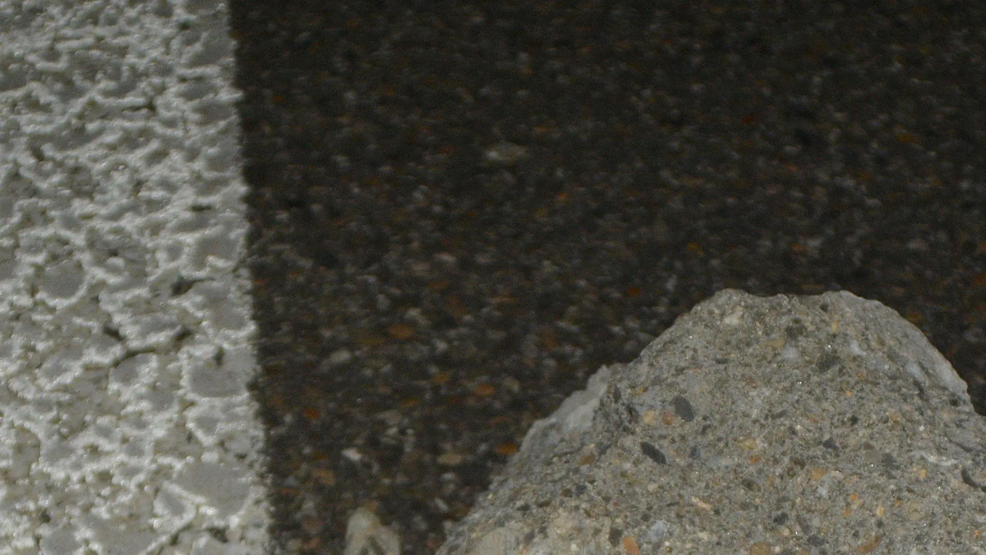 ARCHIV - Ein Stein liegt am 25.09.2016 auf der Autobahn 7 bei Heidenheim (Baden-Württemberg). Ein bislang unbekannter Täter hatte von einer Brücke einen Stein auf ein auf der Autobahn fahrendes Auto geworfen. Eine vierköpfige Familie wurde dabei schwer verletzt. Foto: Dennis Straub/Feuerwehr Heidenheim/dpa (Zu dpa: «Autobahn-Steinewerfer vor Gericht - Mordversuch oder Tat ohne Schuld?» 16.03.2017. ACHTUNG: Nur zur redaktionellen Verwendung und bei vollständiger Nennung der Quelle: Dennis Straub/Feuerwehr Heidenheim/dpa) Foto: Dennis Straub/Feuerwehr Heidenheim/dpa +++(c) dpa - Bildfunk+++