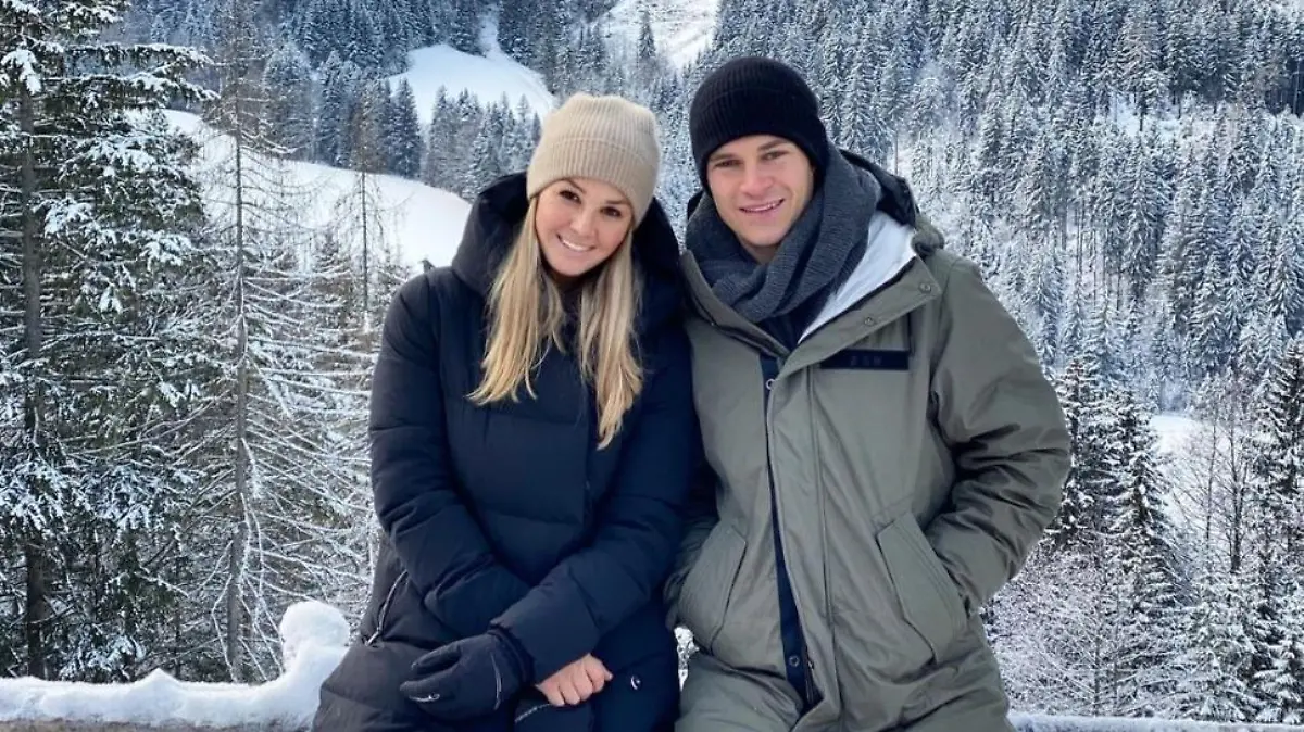 Joshua und Lina bei einer Schneewanderung